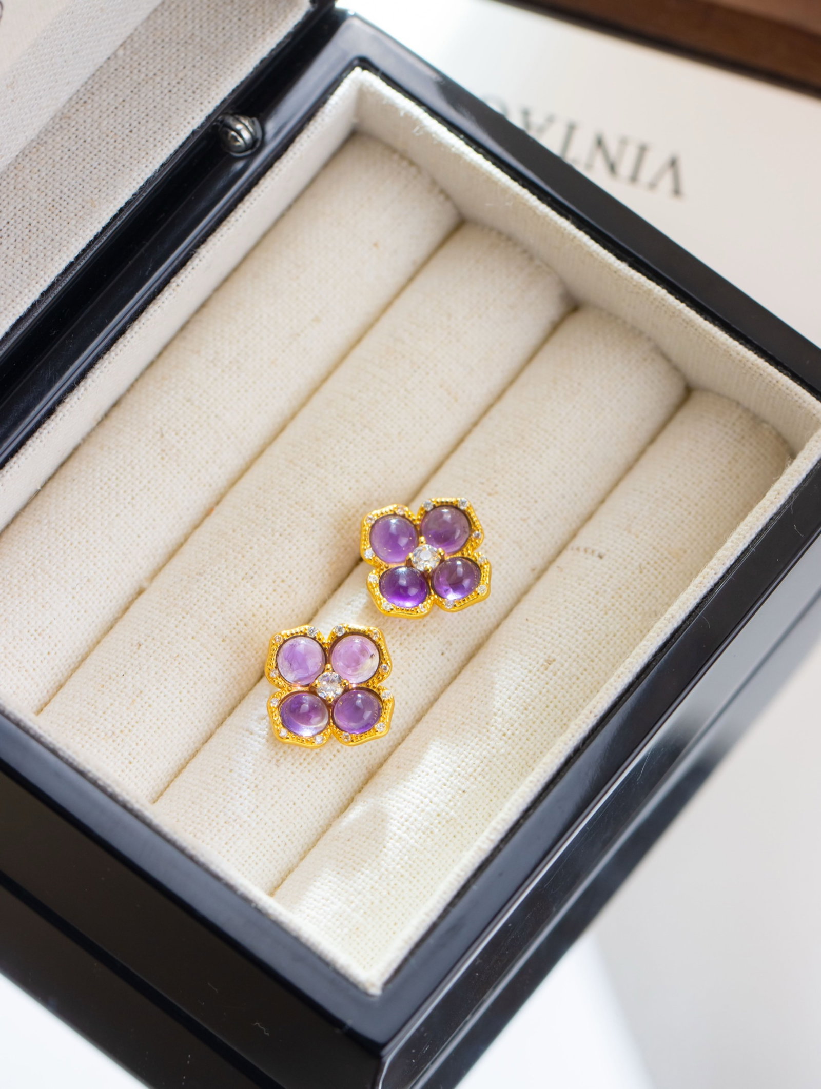 A Pair of Exquisite Sterling Silver-Gold Plated Inlaid Crystal Earrings, Inlaid Diamond: A Pair of Exquisite Sterling Silver-Gold Plated Inlaid Crystal Earrings, Inlaid Diamond 一对纯银镀金镶水晶耳钉,嵌钻石
