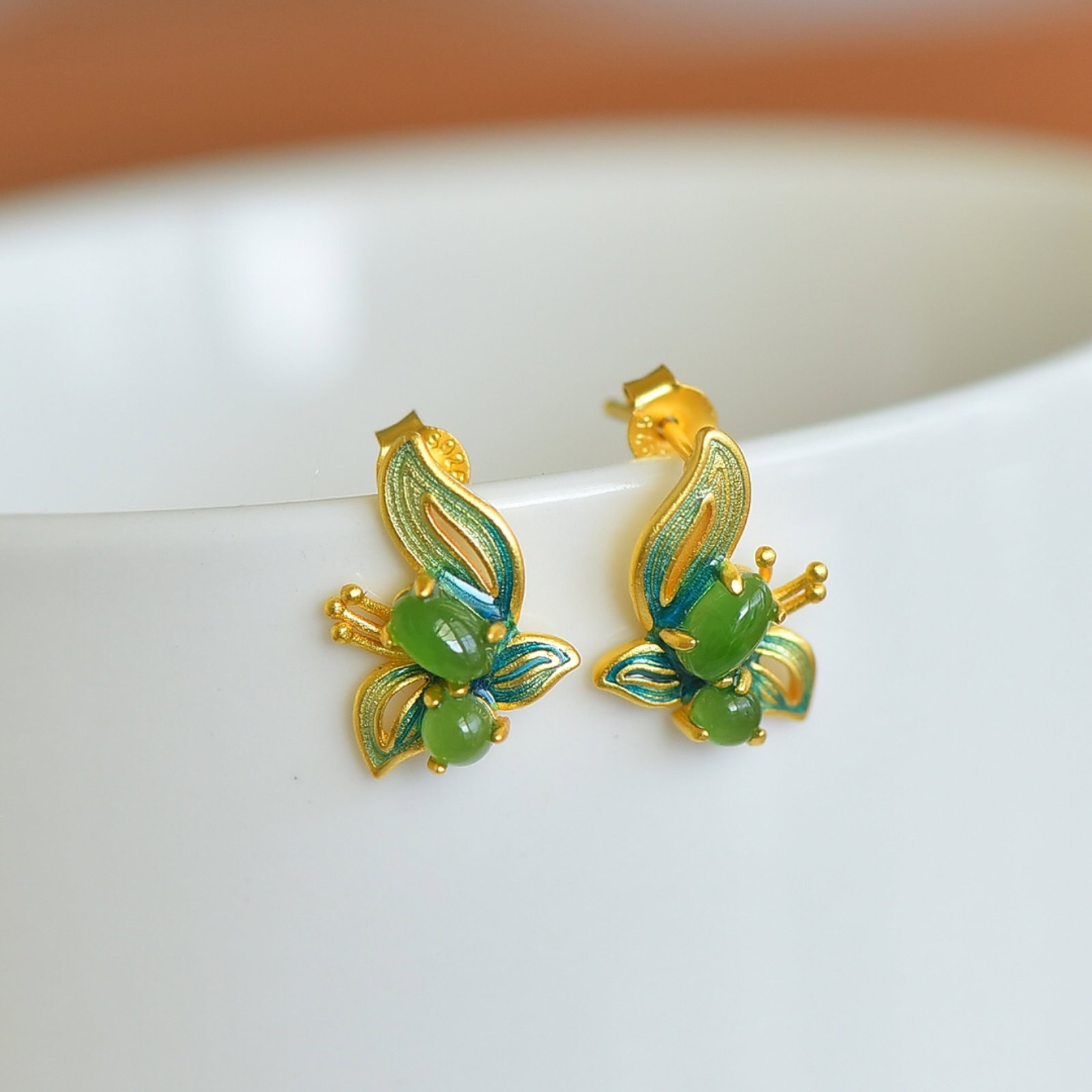 A Pair of Exquisite Sterling Silver-Gold Plated Inlaid Jasper Earrings: A Pair of Exquisite Sterling Silver-Gold Plated Inlaid Jasper Earrings,Size:3mmx5mm 一对纯银镀金镶碧玉耳钉