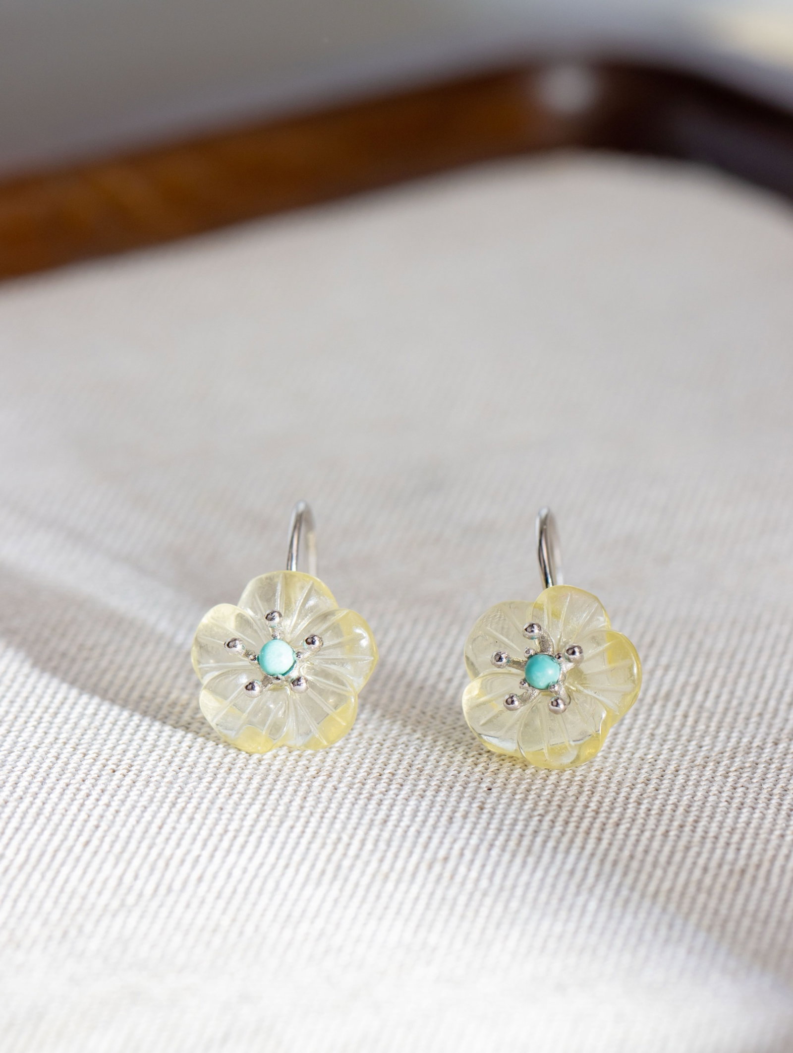 A Pair of Exquisite Sterling Silver Inlaid Crystal Earrings, Inlaid Turquoise: A Pair of Exquisite Sterling Silver Inlaid Crystal Earrings, Inlaid Turquoise 一对纯银镶水晶耳环,嵌绿松石
