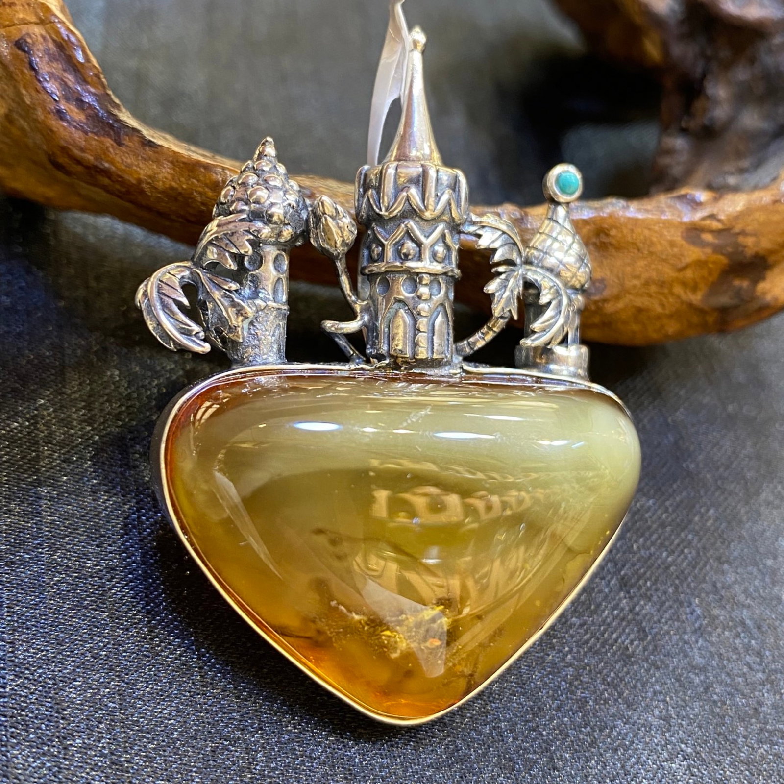 An Exquisite Beeswax Inlaid Silver Necklace: An Exquisite Beeswax Inlaid Silver Necklace,Size:39.6mm,Weight:18.8g 蜜蜡镶银项链