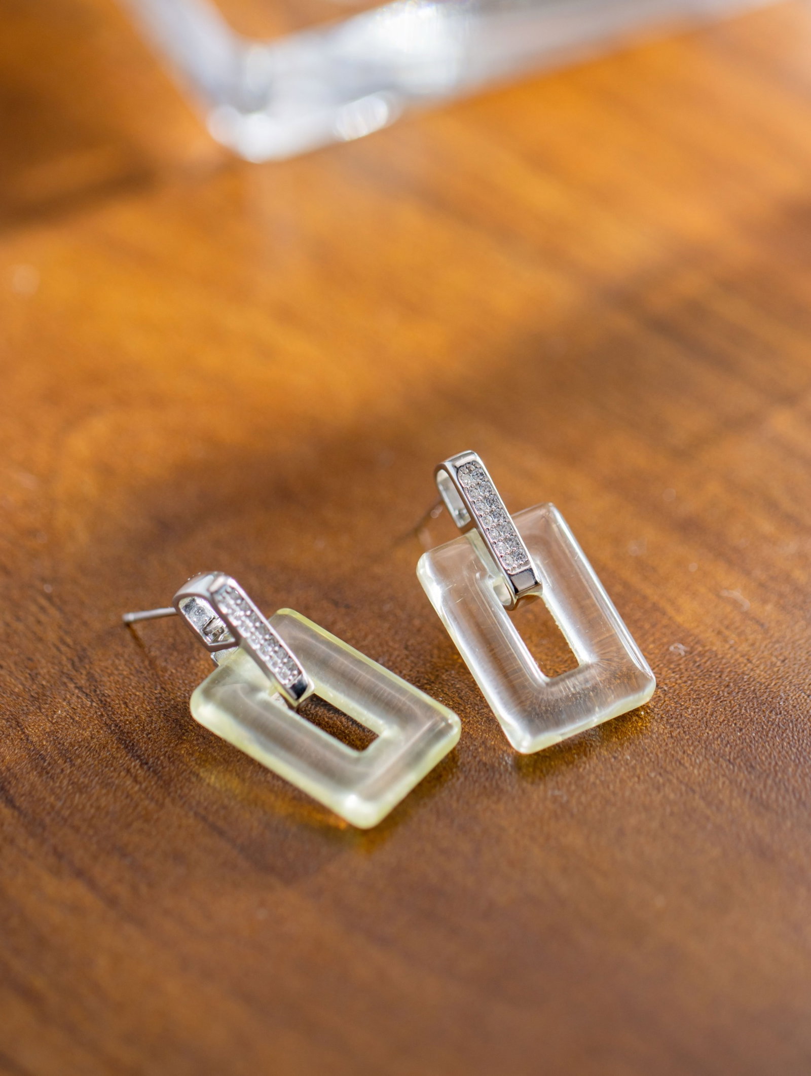 A Pair of Exquisite Sterling Silver Inlaid Crystal Earrings, Inlaid Diamond