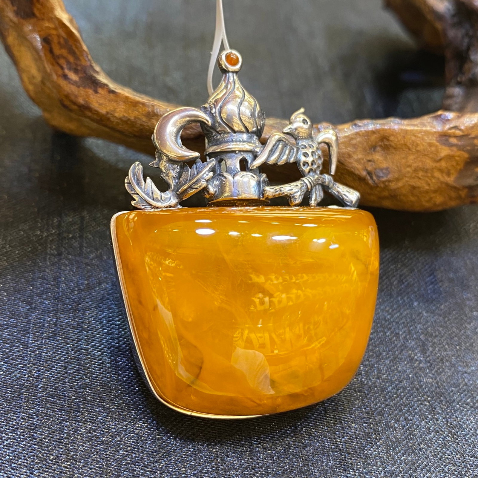 An Exquisite Beeswax Inlaid Silver Necklace