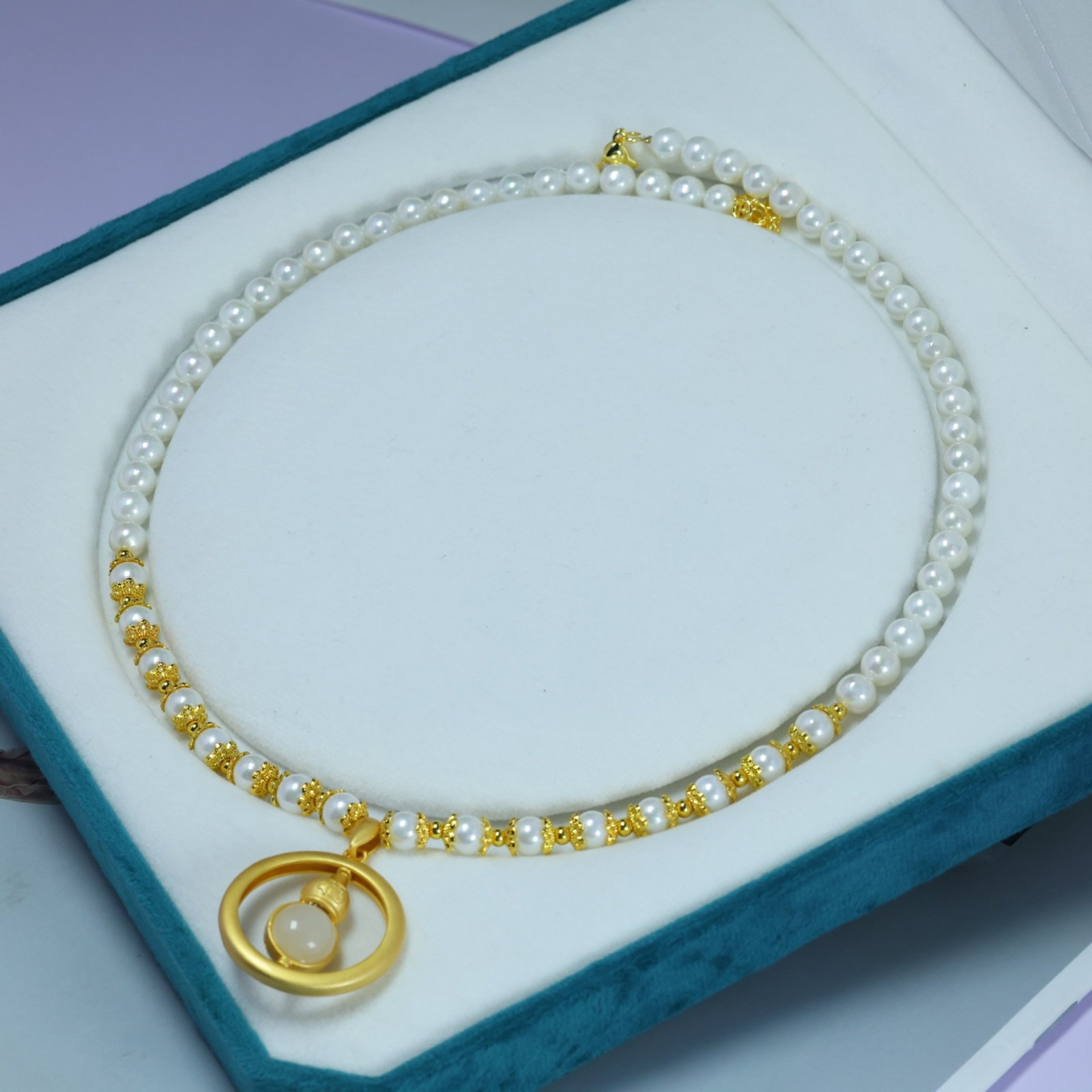 An Exquisite Bronze-Gold Plated Inlaid White Jade Necklace,Inlaid Pearl: An Exquisite Bronze-Gold Plated Inlaid White Jade Necklace,Inlaid Pearl,Size:(Pearl)2.4inx2.4in,(Necklace)3.9inx3.9in 铜镀金镶白玉项链,嵌珍&