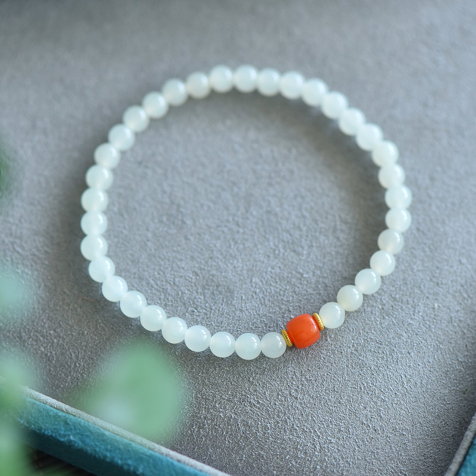 An Exquisite White Jade Bracelets: An Exquisite White Jade Bracelets,Size:5mm 寓意: ；白玉保平安；南红旺运势自留转运,送&#