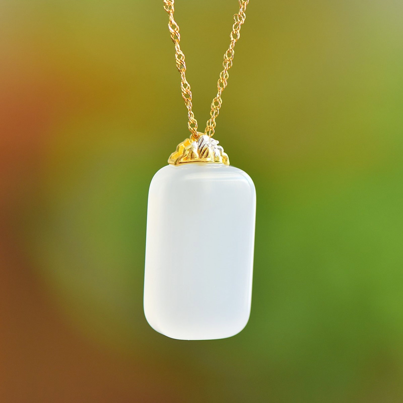 An Exquisite Sterling Silver-Gold Plated Inlaid White Agate Necklace: An Exquisite Sterling Silver-Gold Plated Inlaid White Agate Necklace,Size:13mmx13mm 纯银镀金镶白玛瑙项链