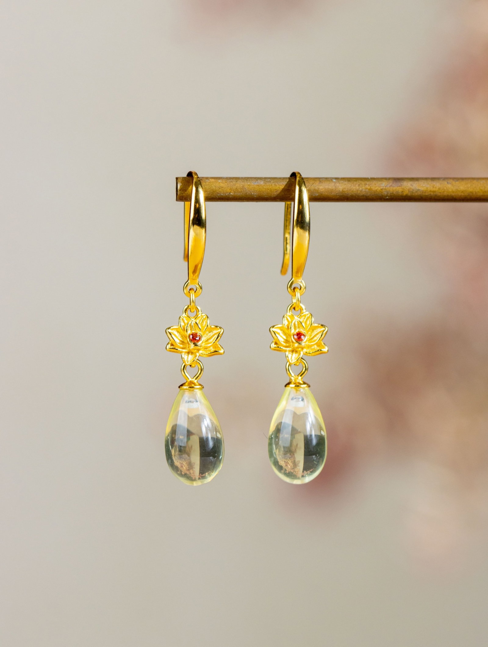 A Pair of Exquisite Sterling Silver-Gold Plated Inlaid Crystal Earrings: A Pair of Exquisite Sterling Silver-Gold Plated Inlaid Crystal Earrings 一对纯银镀金镶水晶耳环