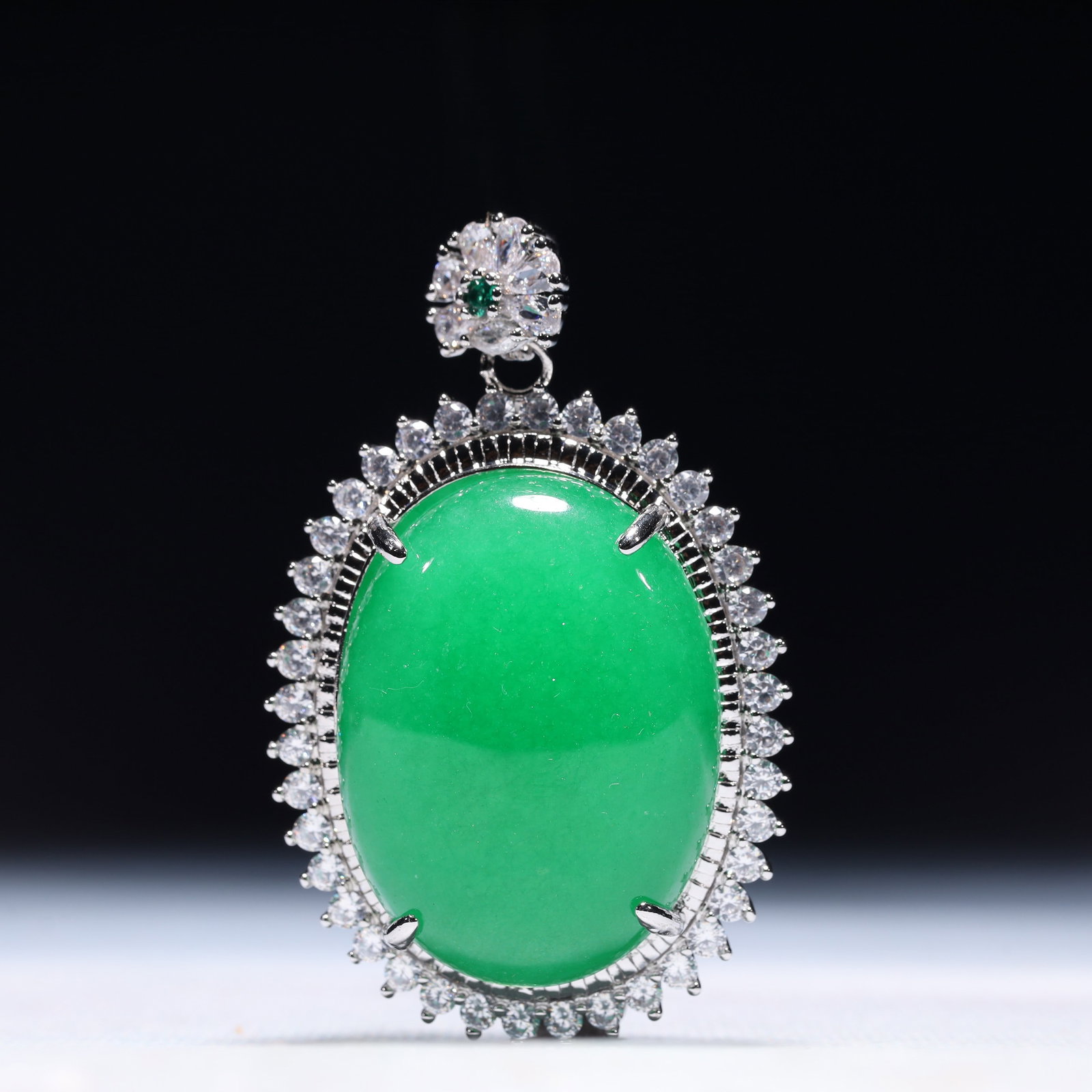 An Exquisite Pendant,Inlaid Gems: An Exquisite Pendant,Inlaid Gems,Size:1.6inx0.6inx2.4in,Weight:39.6g 一个精美的吊坠,镶宝石