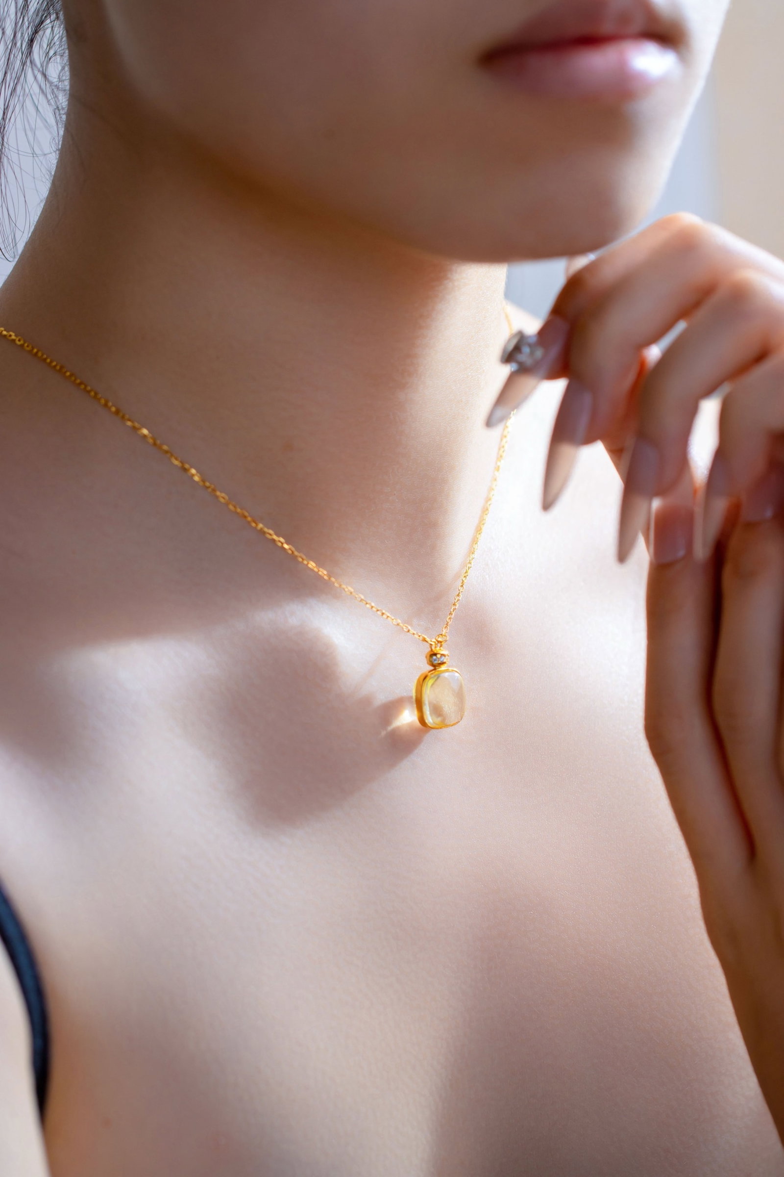 An Exquisite Sterling Silver-Gold Plated Inlaid Crystal Pendant, Inlaid Diamond: An Exquisite Sterling Silver-Gold Plated Inlaid Crystal Pendant, Inlaid Diamond 纯银镀金镶水晶吊坠,嵌钻石
