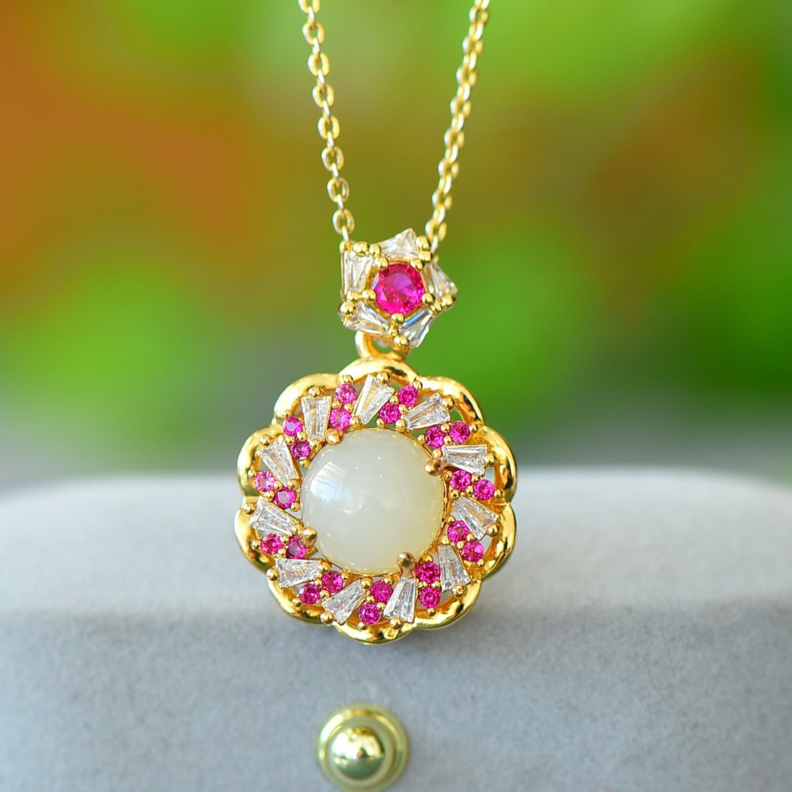 A Set of Fine Bronze-Gold Plated Inlaid White Jade Jewelry: A Set of Fine Bronze-Gold Plated Inlaid White Jade Jewelry,Size:(Necklace)3.9inx3.9in,(Bracelet)3.9inx3.9in,(Ring)3.9inx3.9in 一套铜镀金镶白玉首&#