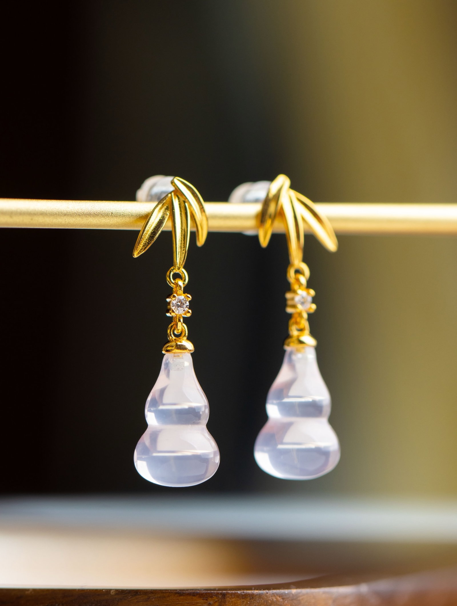 A Pair of Exquisite Sterling Silver-Gold Plated Inlaid Crystal Gourd Earrings: A Pair of Exquisite Sterling Silver-Gold Plated Inlaid Crystal Gourd Earrings 一对纯银镀金镶水晶葫芦耳环