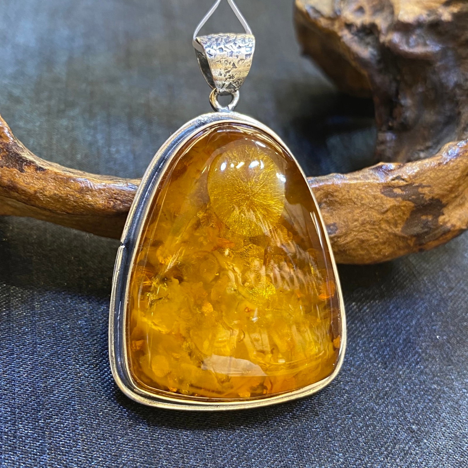 An Exquisite Beeswax Inlaid Silver Necklace: An Exquisite Beeswax Inlaid Silver Necklace,Size:31.7mm,Weight:14.8g 蜜蜡镶银项链