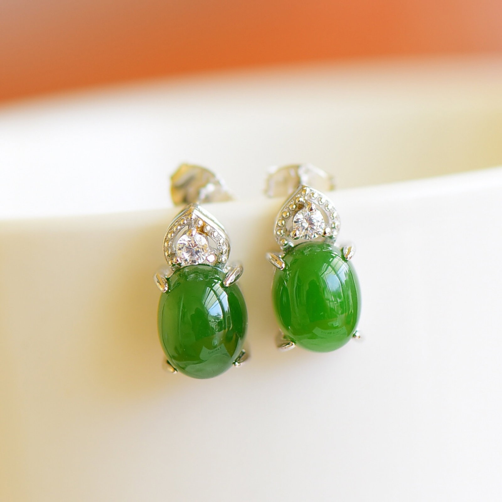 A Pair of Exquisite Sterling Silver Inlaid Jasper Earrings,Inlaid Diamond: A Pair of Exquisite Sterling Silver Inlaid Jasper Earrings,Inlaid Diamond,Size:7mmx9mm 一对纯银镶碧玉耳钉,嵌钻石
