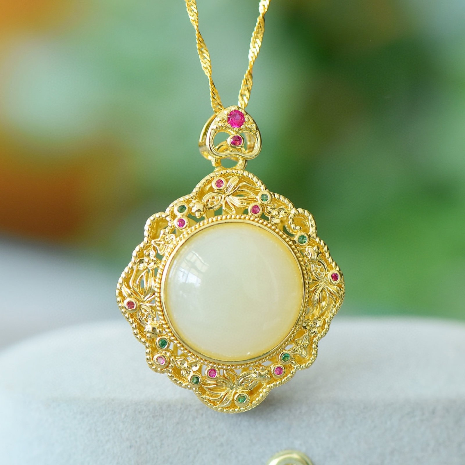 An Exquisite Bronze-Gold Plated Inlaid White Jade Necklace: An Exquisite Bronze-Gold Plated Inlaid White Jade Necklace,Size:6.3inx6.3in 铜镀金镶白玉项链