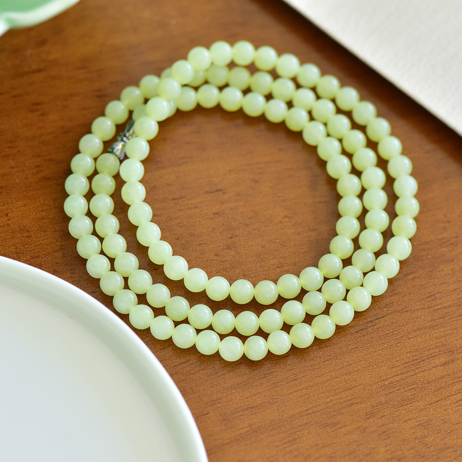 An Exquisite Yellow Jade Necklace