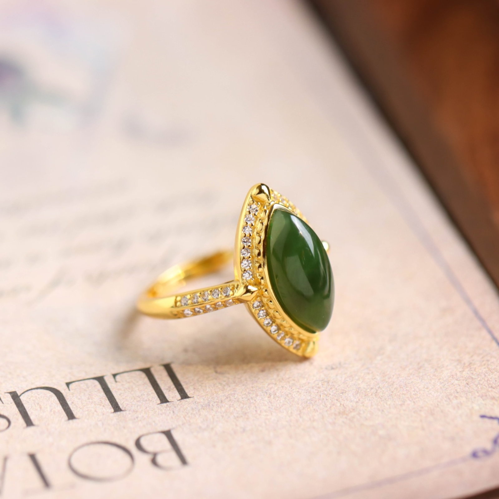 An Exquisite Sterling Silver-Gold Plated Inlaid Jasper Ring, Inlaid Diamond: An Exquisite Sterling Silver-Gold Plated Inlaid Jasper Ring, Inlaid Diamond 纯银镀金镶碧玉戒指,嵌钻石