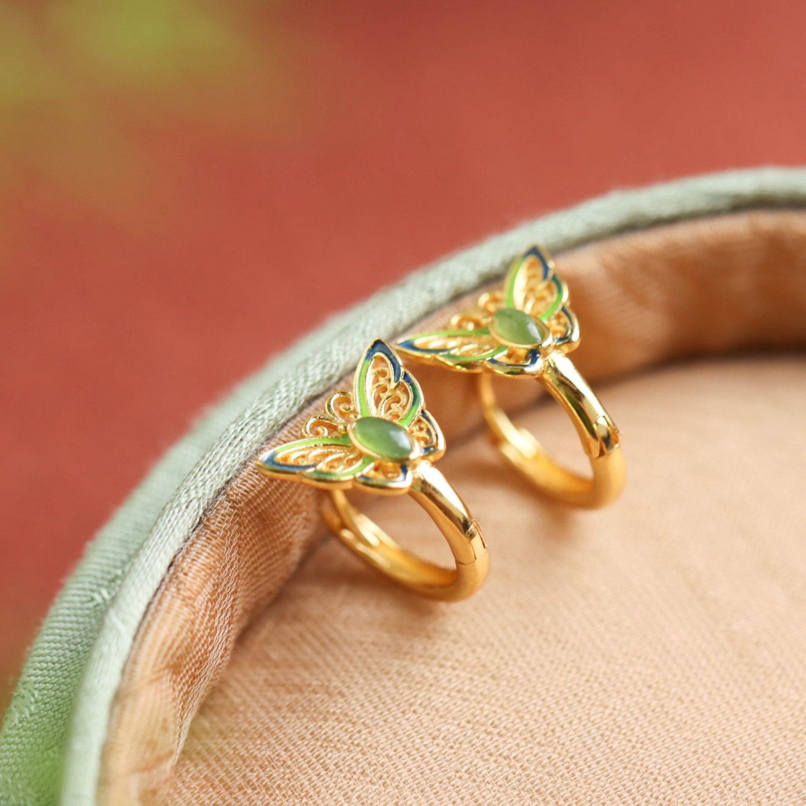 A Pair of Exquisite Sterling Silver-Gold Plated Inlaid Jasper Enamel Earrings: A Pair of Exquisite Sterling Silver-Gold Plated Inlaid Jasper Enamel Earrings 一对纯银镀金镶碧玉珐琅耳环