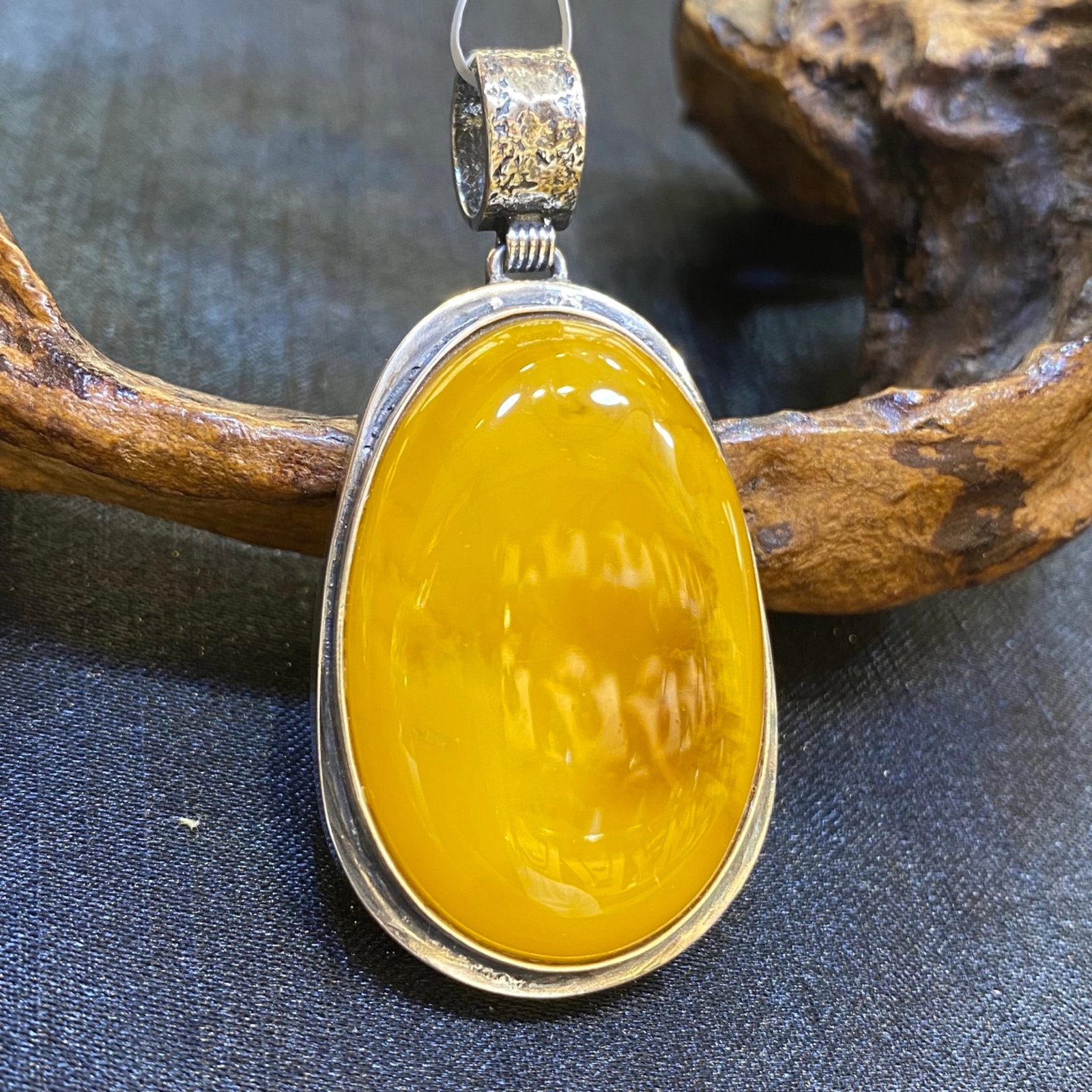 An Exquisite Beeswax Inlaid Silver Necklace: An Exquisite Beeswax Inlaid Silver Necklace,Size:29mm,Weight:14.1g 蜜蜡镶银项链