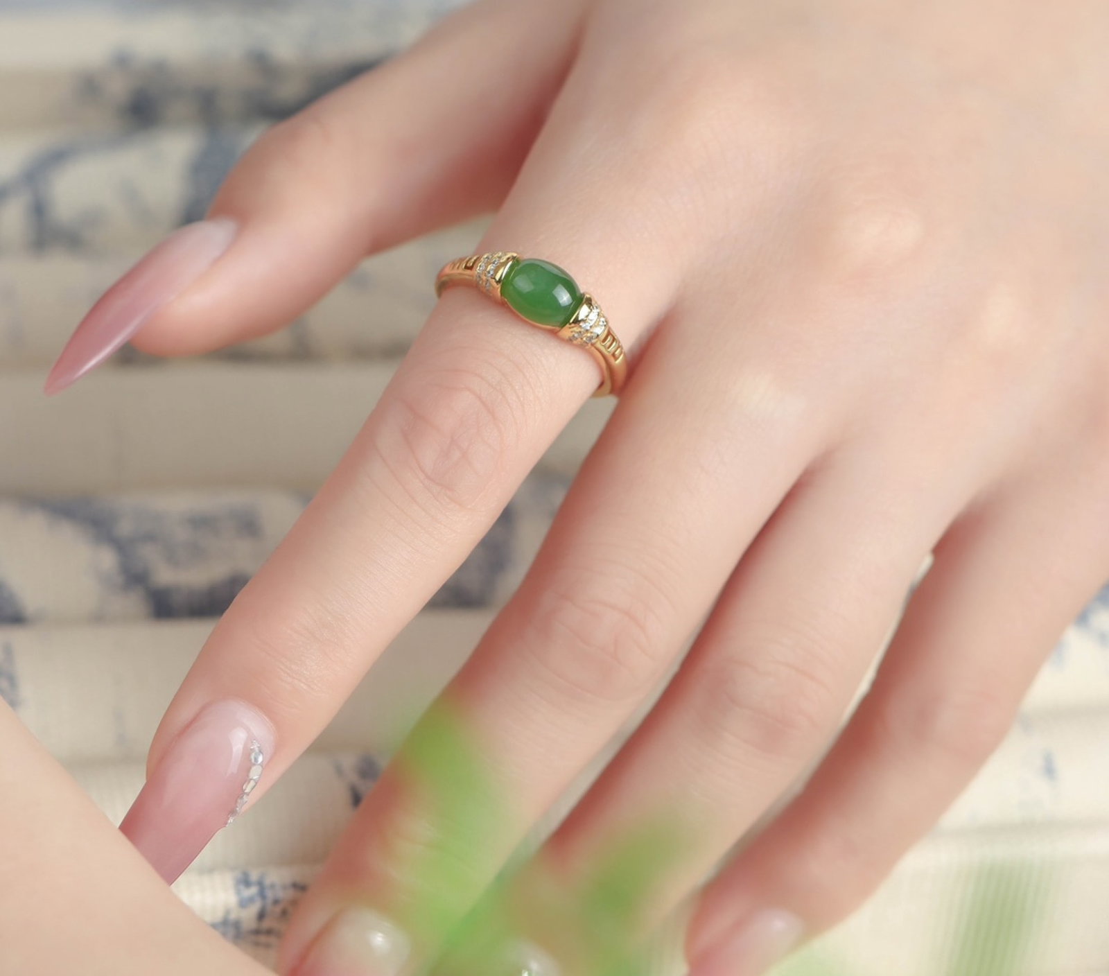 An Exquisite Sterling Silver-Gold Plated Inlaid Jasper Ring, Inlaid Diamond: An Exquisite Sterling Silver-Gold Plated Inlaid Jasper Ring, Inlaid Diamond 纯银镀金镶碧玉戒指,嵌钻石