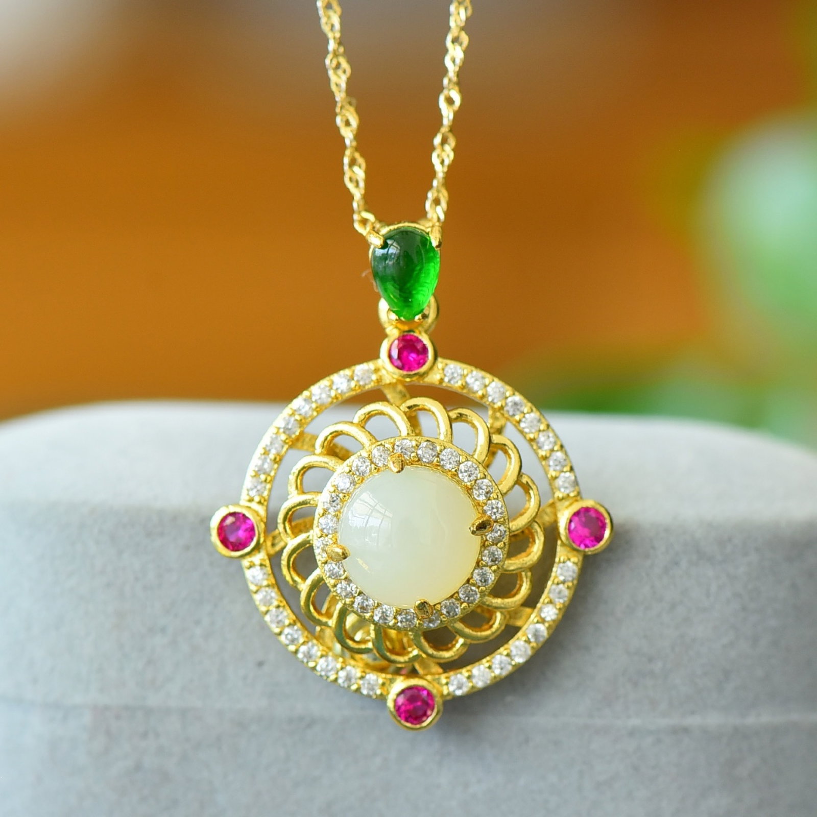 An Exquisite Bronze-Gold Plated Inlaid White Jade Necklace: An Exquisite Bronze-Gold Plated Inlaid White Jade Necklace,Size:3.9inx3.9in 铜镀金镶白玉项链