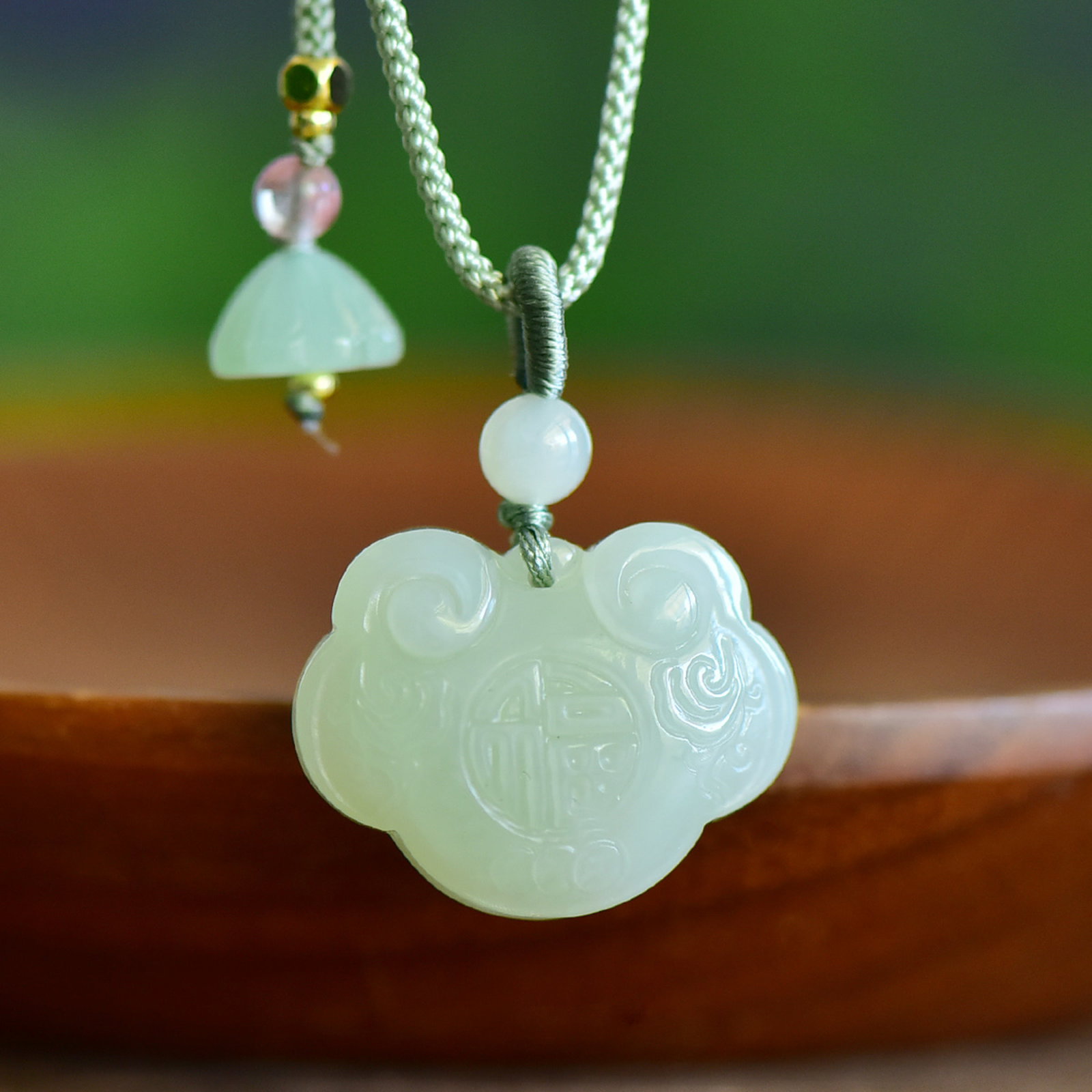 An Exquisite White Jade Pendant: An Exquisite White Jade Pendant,Size:27mmx21mmx5mm 寓意:玉脂白润,寓意:吉祥 平安 白玉吊坠