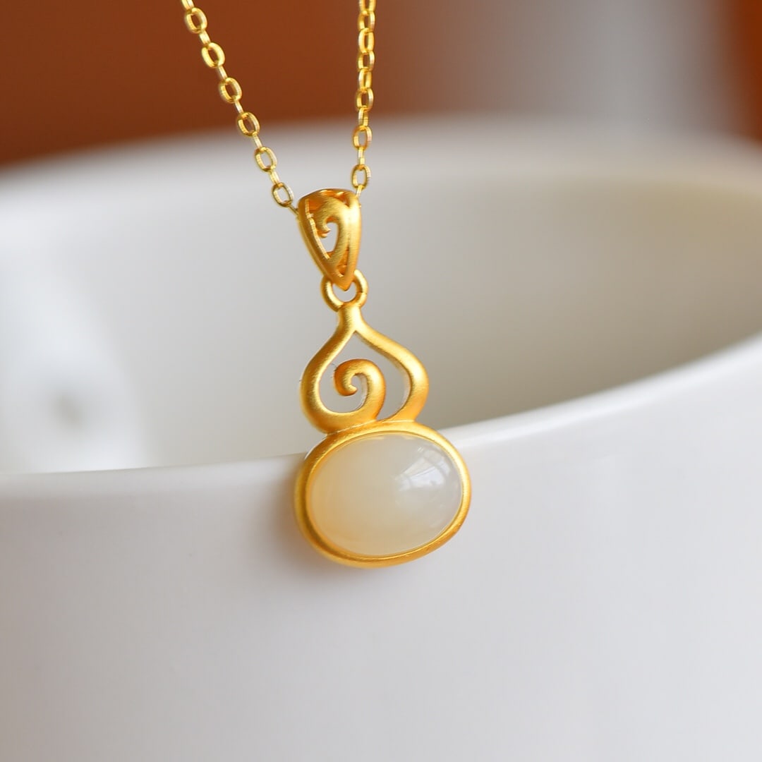 An Exquisite Sterling Silver-Gold Plated Inlaid White Jade Necklace: An Exquisite Sterling Silver-Gold Plated Inlaid White Jade Necklace,Size:7mmx9mm 纯银镀金镶白玉项链