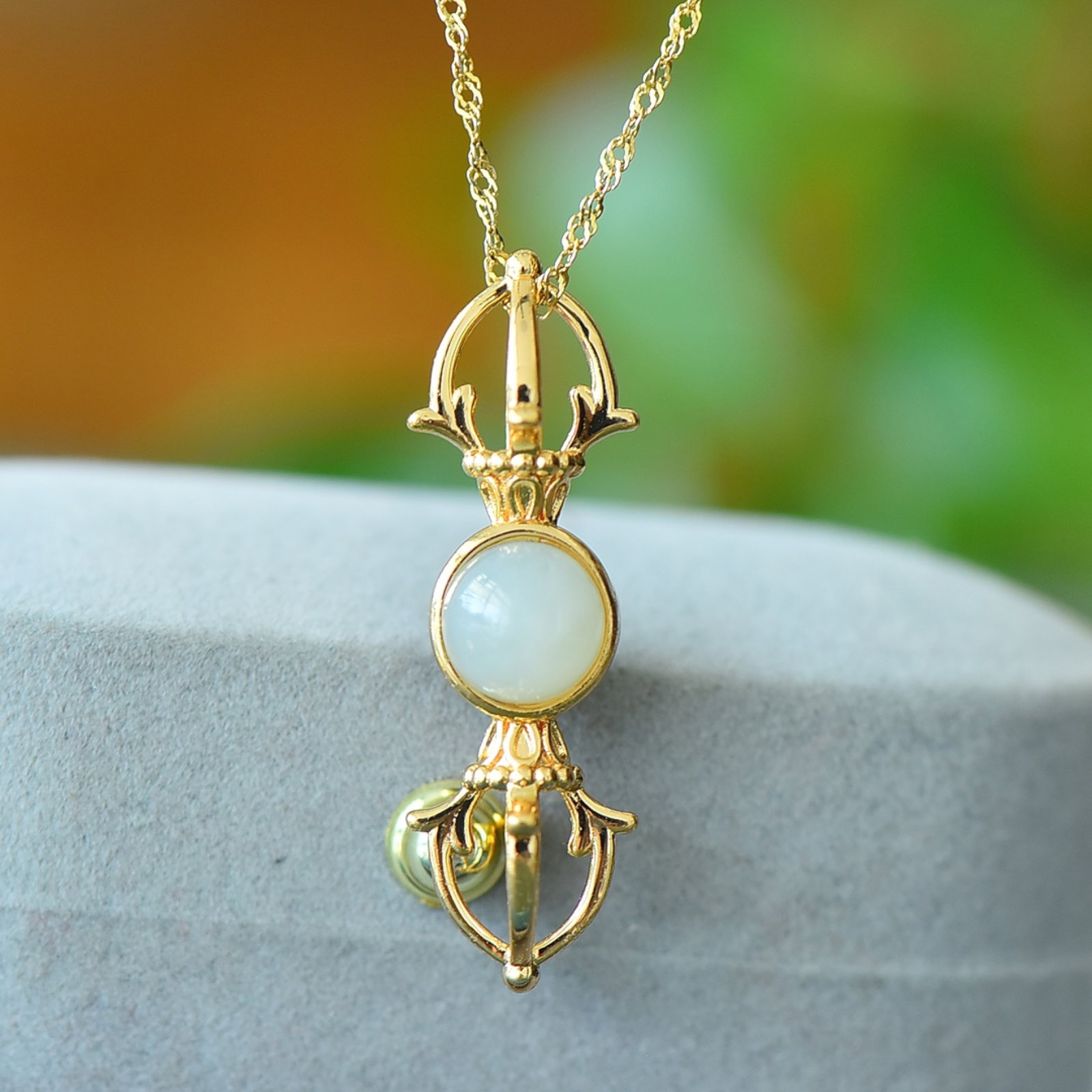 An Exquisite Bronze-Gold Plated Inlaid White Jade Vajry Pestle Necklace: An Exquisite Bronze-Gold Plated Inlaid White Jade Vajry Pestle Necklace,Size:3.1inx3.1in 铜镀金镶白玉金刚杵项链