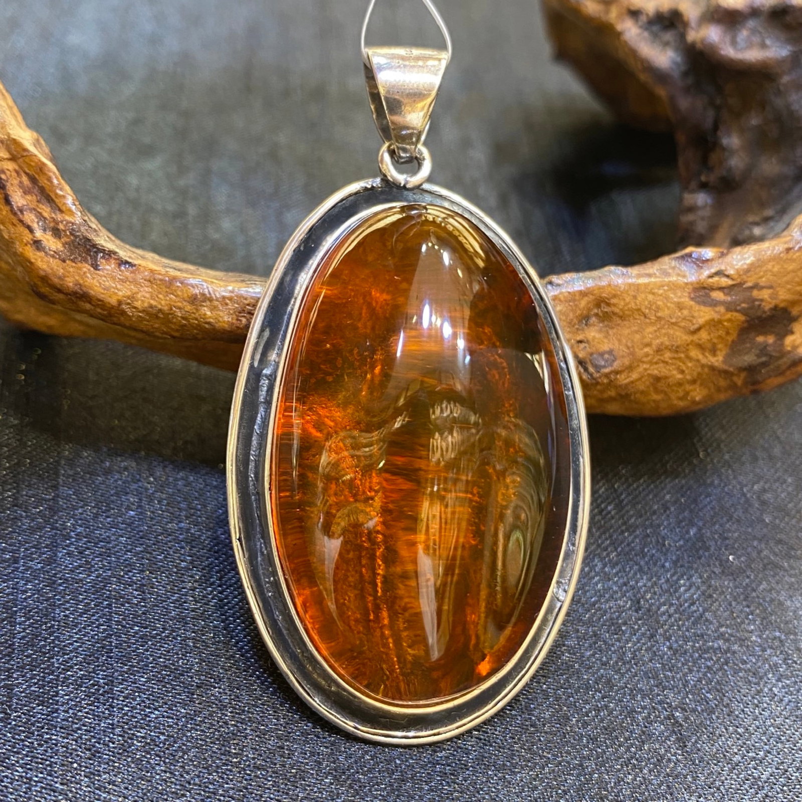 An Exquisite Beeswax Inlaid Silver Necklace: An Exquisite Beeswax Inlaid Silver Necklace,Size:30.5mm,Weight:15.4g 蜜蜡镶银项链