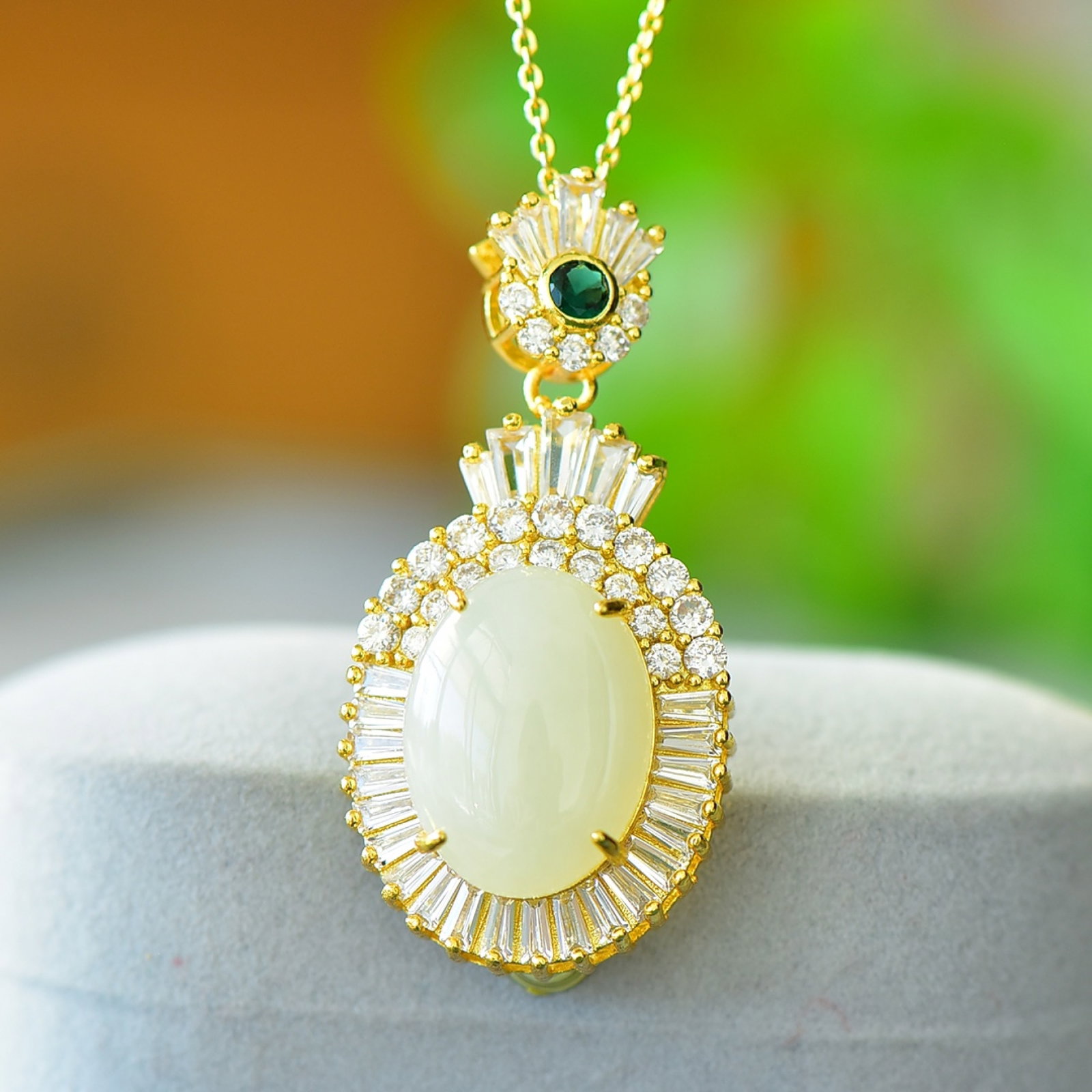 An Exquisite Bronze-Gold Plated Inlaid White Jade Necklace: An Exquisite Bronze-Gold Plated Inlaid White Jade Necklace,Size:5.9inx7.9in 铜镀金镶白玉项链