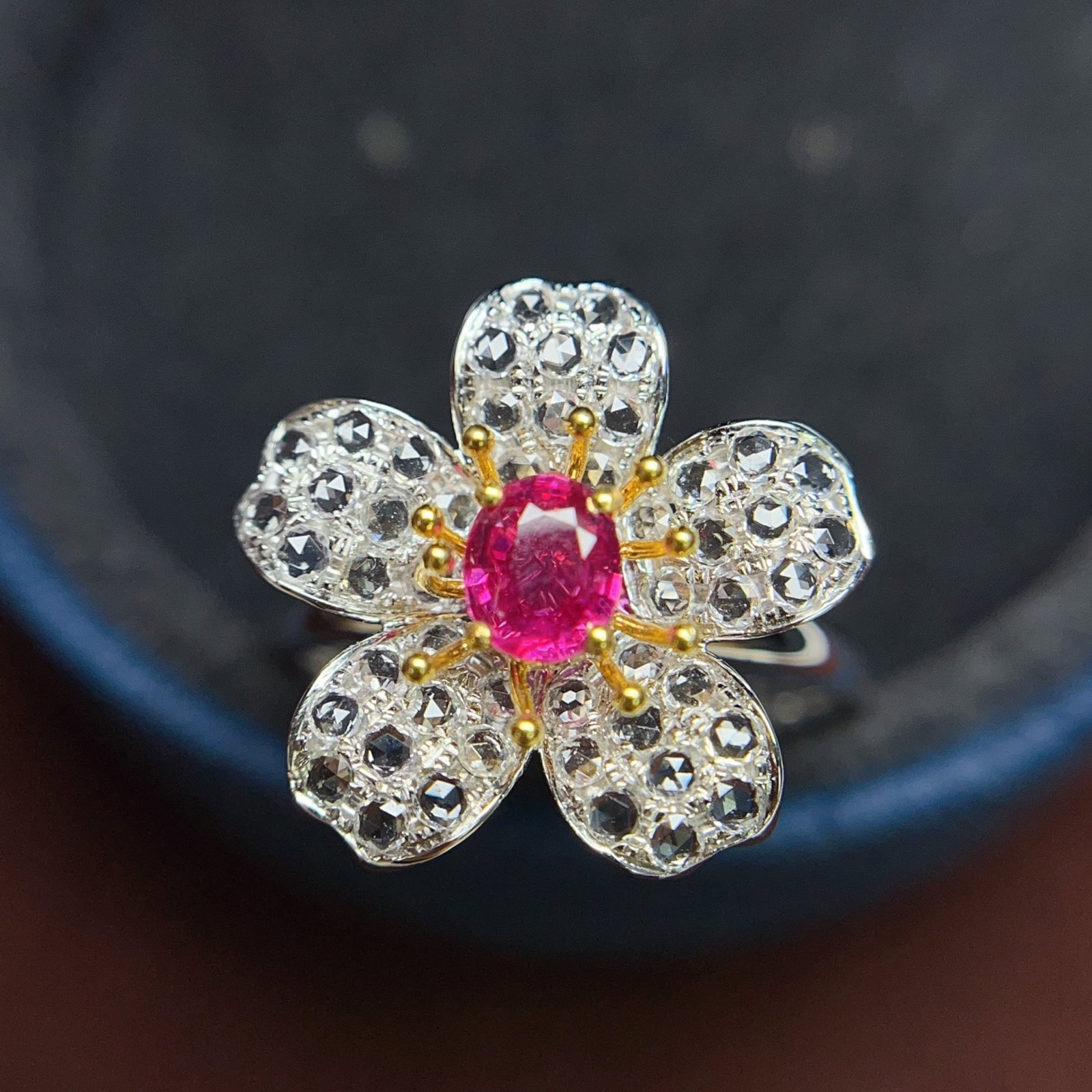 A Exquisite 18k Gold Inlaid 0.75ct Natural Ruby Ring,Inlaid Gems: A Exquisite 18k Gold Inlaid 0.75ct Natural Ruby Ring,Inlaid Gems,Total Weight:2.27g 18k金镶 0.75ct 天然红宝石戒指,嵌宝石