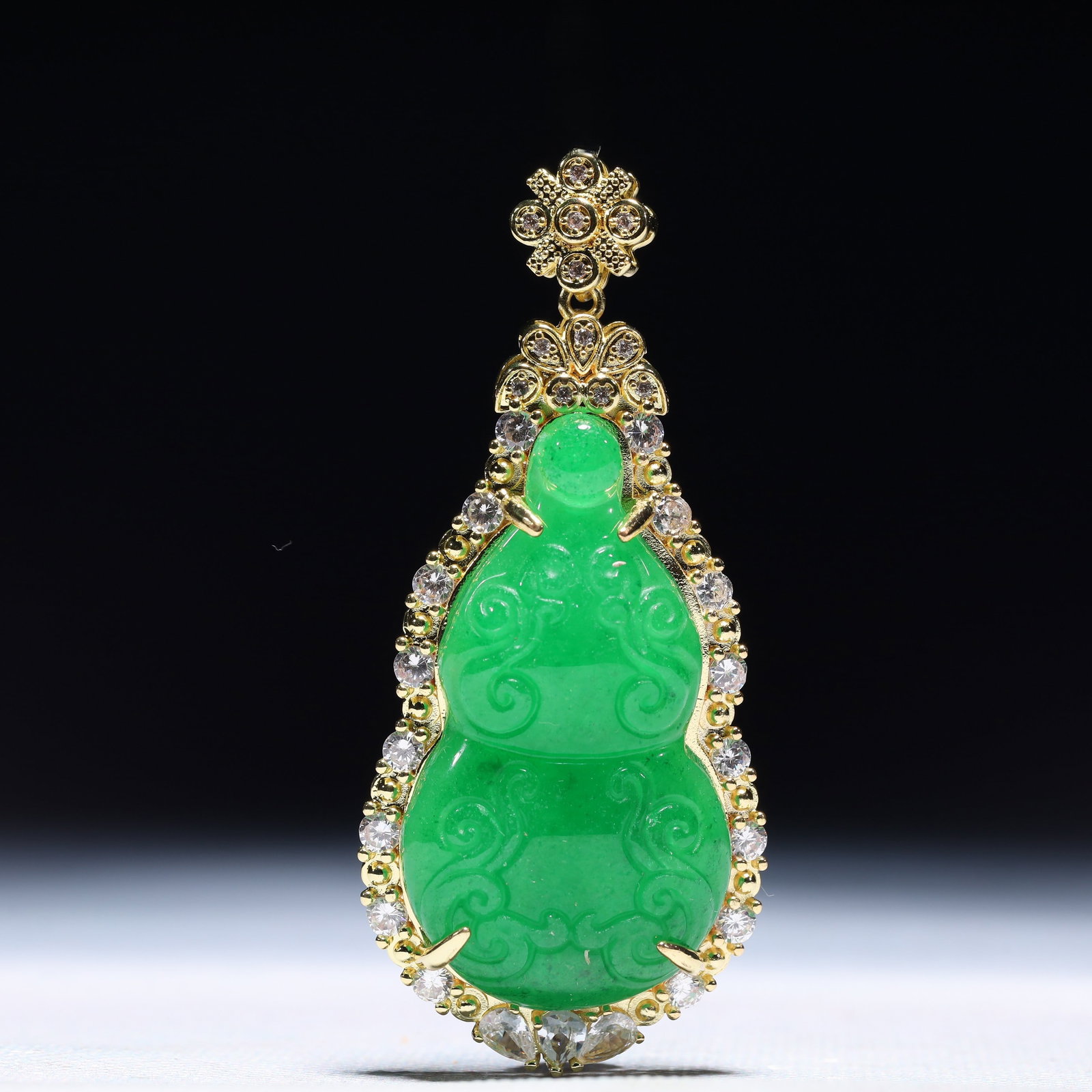 An Exquisite Gourd Pattern Pendant,Inlaid Gems: An Exquisite Gourd Pattern Pendant,Inlaid Gems,Size:1.2inx0.5inx3in,Weight:34.6g 一个精美的葫芦纹吊坠,镶宝石