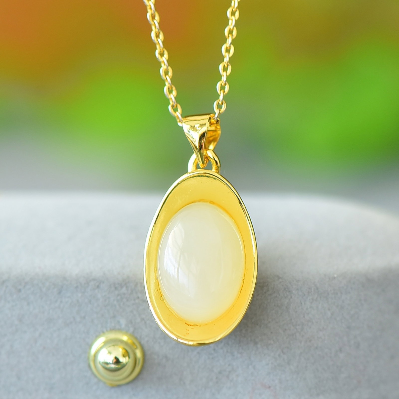 An Exquisite Bronze-Gold Plated Inlaid White Jade Yuanbao Necklace: An Exquisite Bronze-Gold Plated Inlaid White Jade Yuanbao Necklace,Size:3.9inx5.5in 铜镀金镶白玉元宝项链