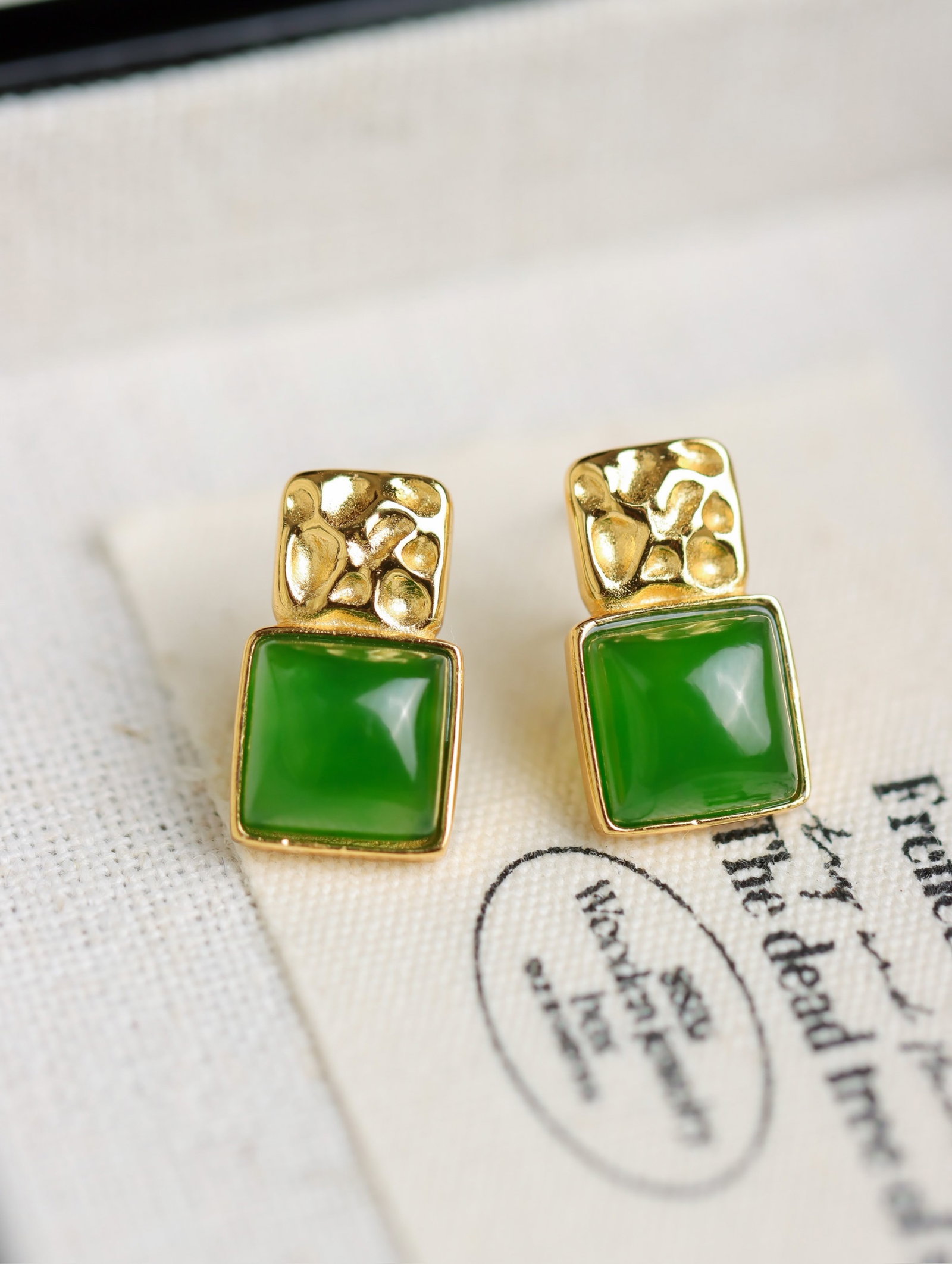 A Pair of Exquisite Sterling Silver-Gold Plated Inlaid Jasper Earrings: A Pair of Exquisite Sterling Silver-Gold Plated Inlaid Jasper Earrings 一对纯银镀金镶碧玉耳钉