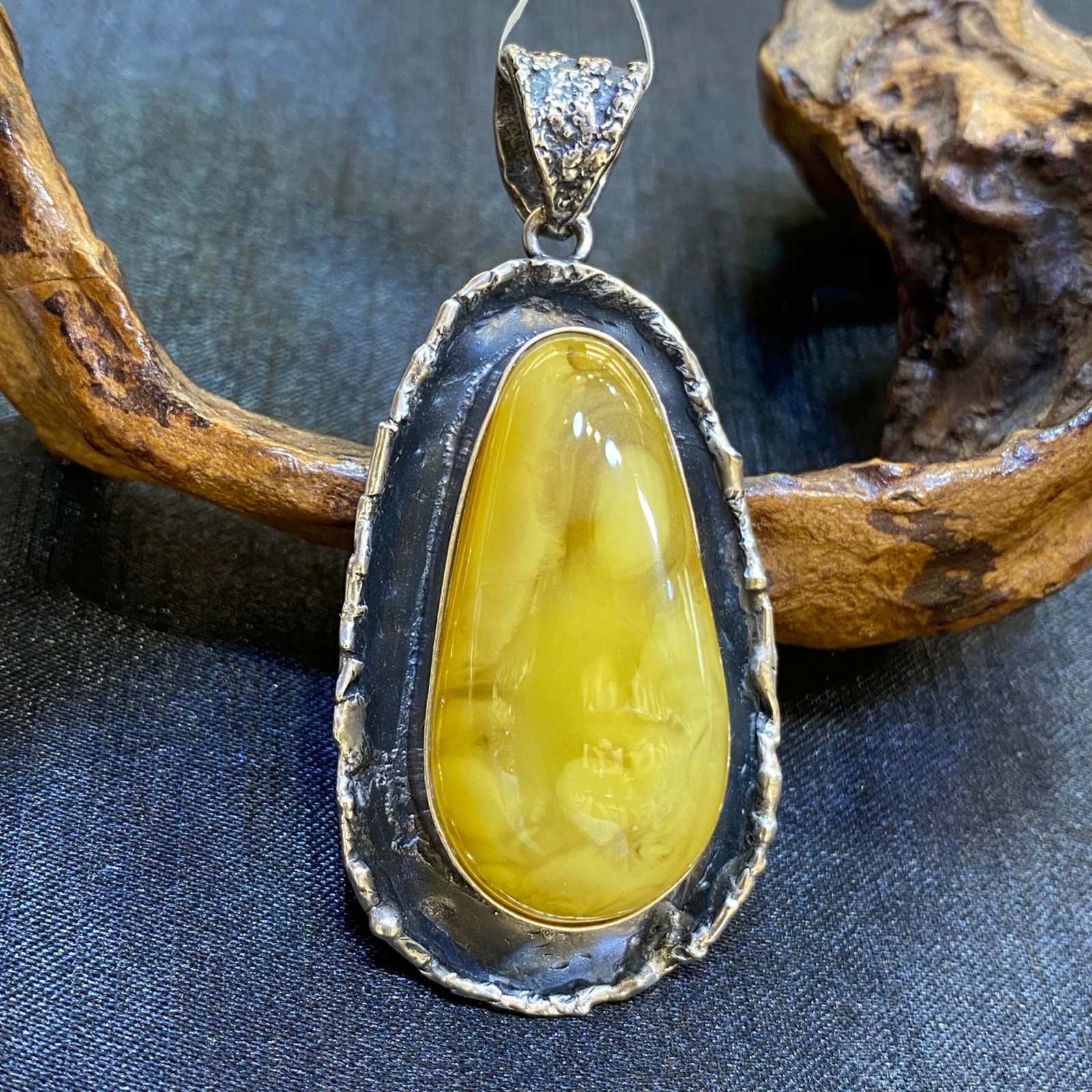 An Exquisite Beeswax Inlaid Silver Necklace: An Exquisite Beeswax Inlaid Silver Necklace,Size:31.5mm,Weight:20.6g 蜜蜡镶银项链