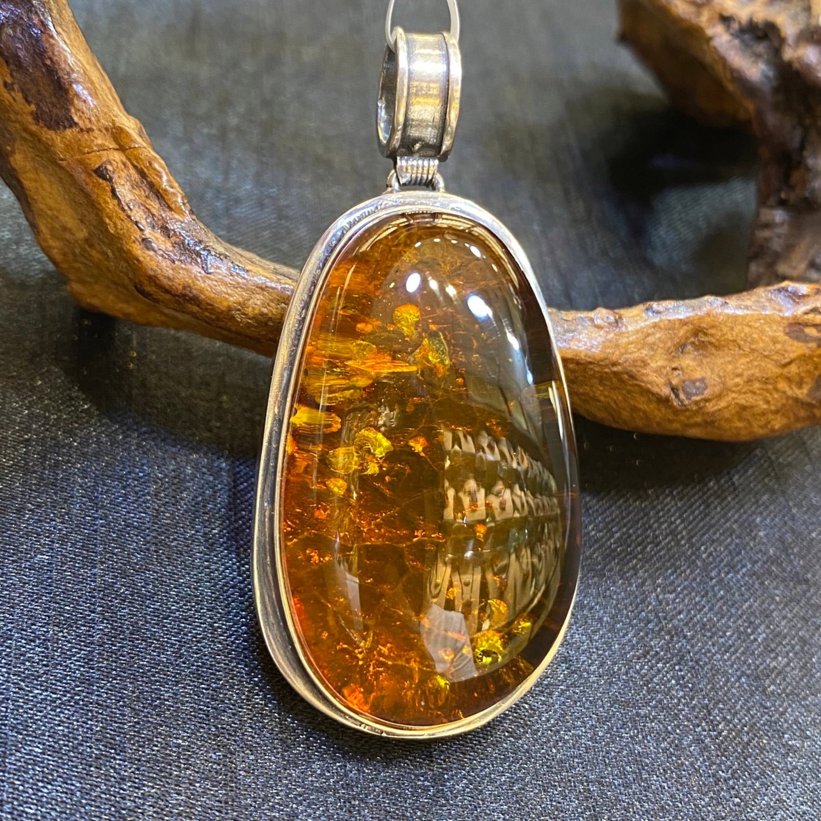 An Exquisite Beeswax Inlaid Silver Necklace: An Exquisite Beeswax Inlaid Silver Necklace,Size:27.9mm,Weight:17.5g 蜜蜡镶银项链