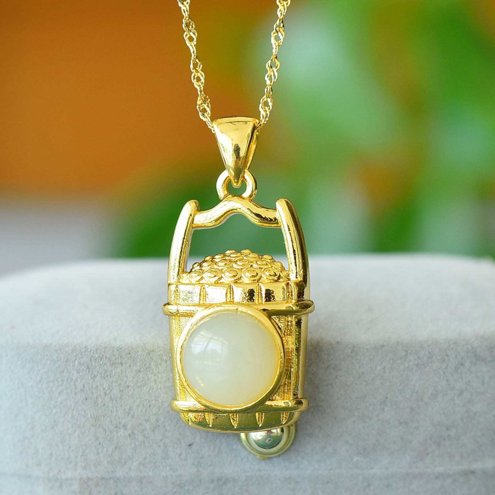 An Exquisite Bronze-Gold Plated Inlaid White Jade Necklace: An Exquisite Bronze-Gold Plated Inlaid White Jade Necklace,Size:3.9inx3.9in 铜镀金镶白玉项链
