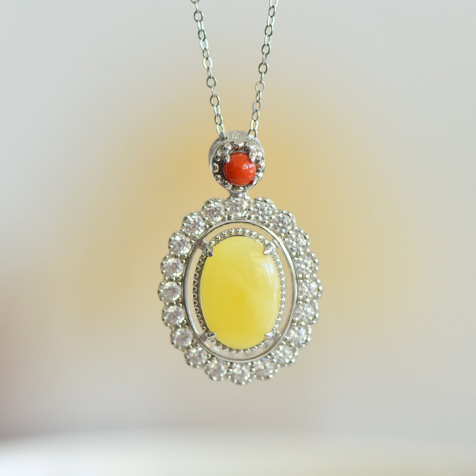 An Exquisite Sterling Silver Inlaid Amber Necklace,Inlaid Diamond: An Exquisite Sterling Silver Inlaid Amber Necklace,Inlaid Diamond,Size:10mmx14mm 纯银镶琥珀项链,嵌钻石
