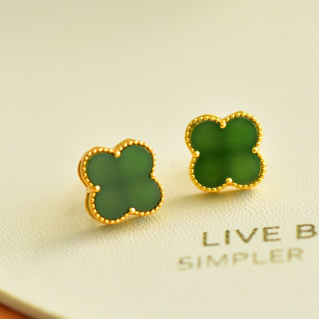 A Pair of Exquisite Sterling Silver-Gold Plated Inlaid Jasper Earrings: A Pair of Exquisite Sterling Silver-Gold Plated Inlaid Jasper Earrings,Size:10mmx10mm 一对纯银镀金镶碧玉耳钉