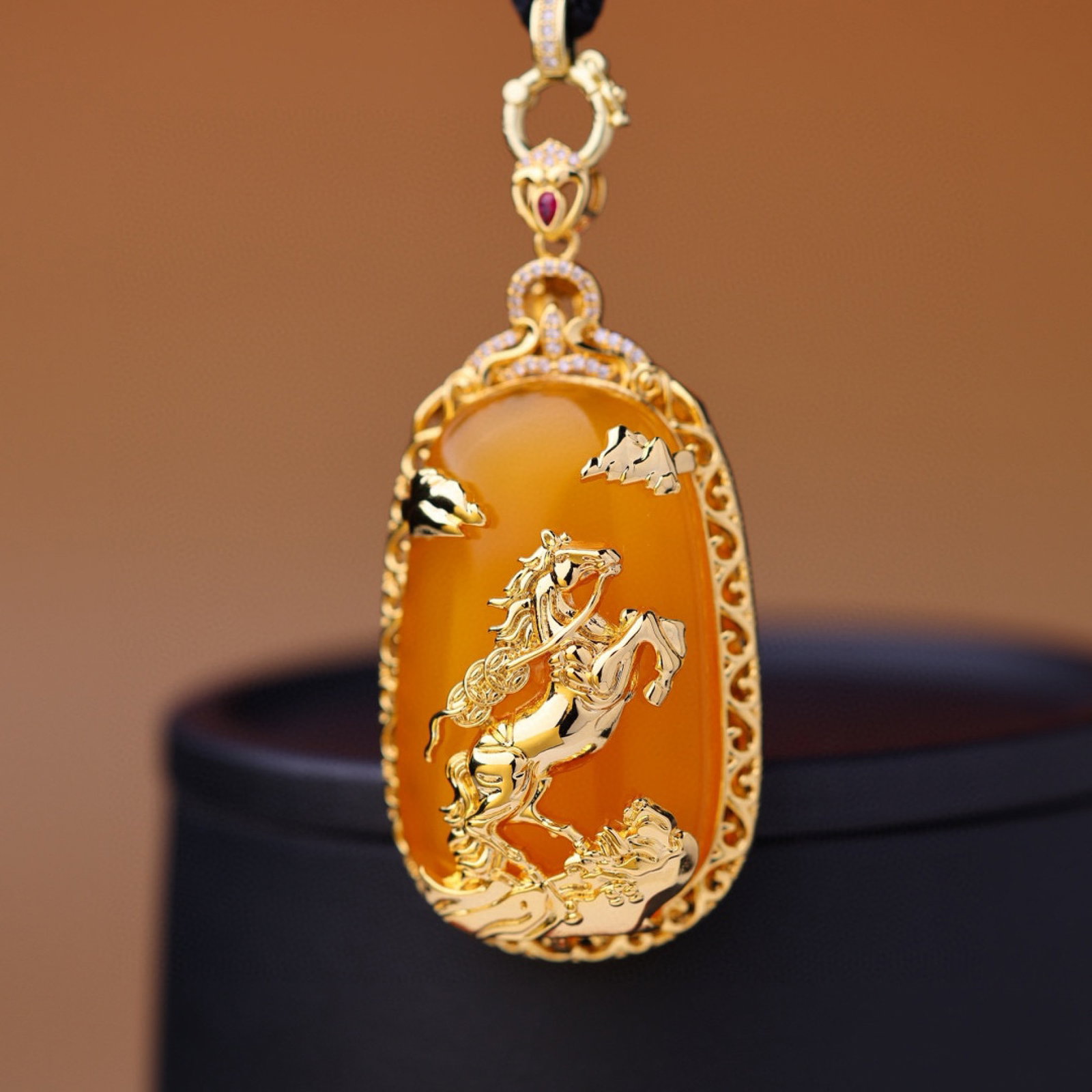 An Exquisite Bronze-Gold Plated Inlaid Agate Horse Pattern Necklace,Inlaid Diamond: An Exquisite Bronze-Gold Plated Inlaid Agate Horse Pattern Necklace,Inlaid Diamond,Size:26mmx45mm 铜镀金镶玛瑙骏马纹项链,嵌ż