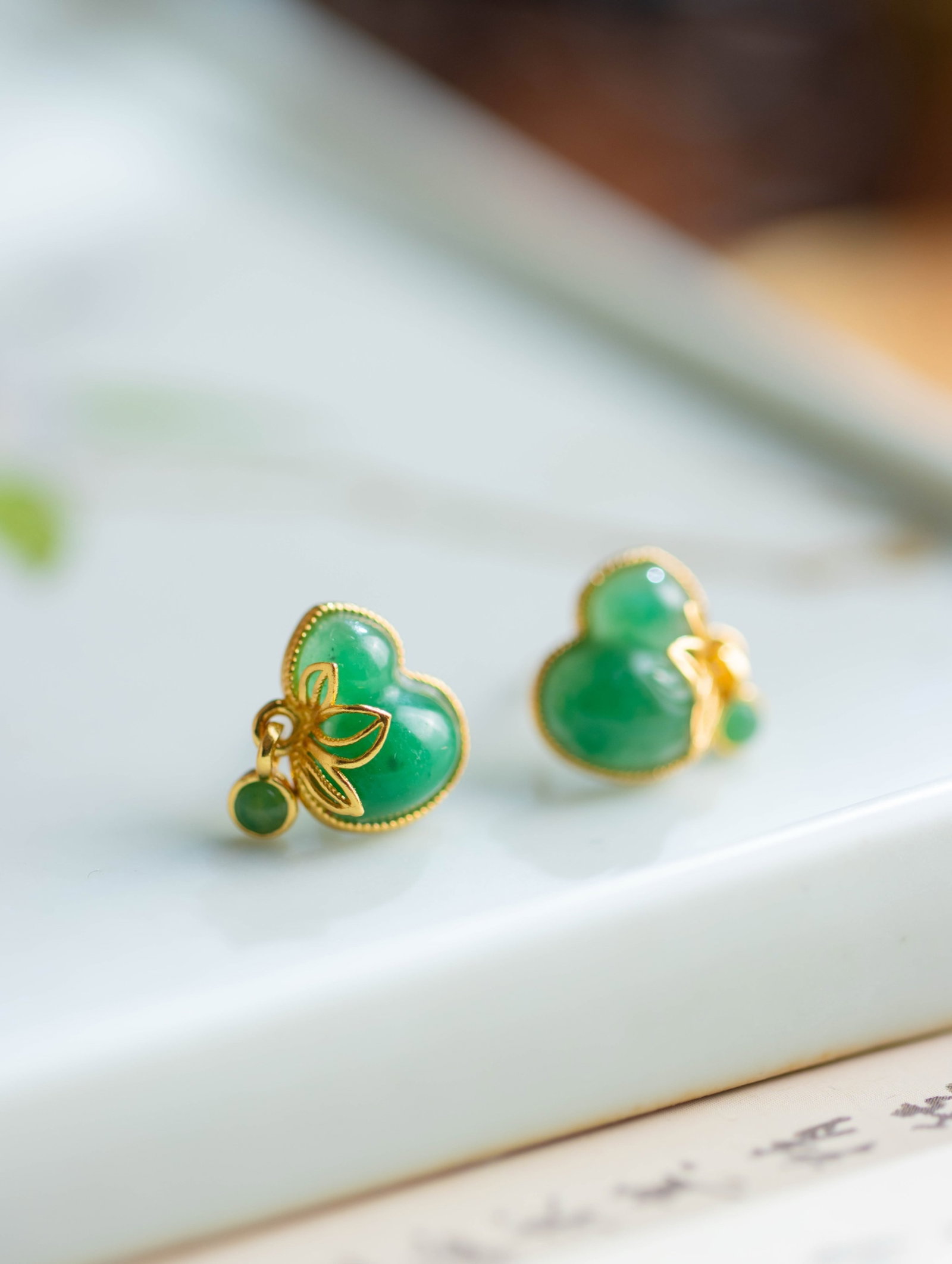 A Pair of Exquisite Sterling Silver-Gold Plated Inlaid Jadeite Gourd Earrings: A Pair of Exquisite Sterling Silver-Gold Plated Inlaid Jadeite Gourd Earrings 一对纯银镀金镶翡翠葫芦耳钉