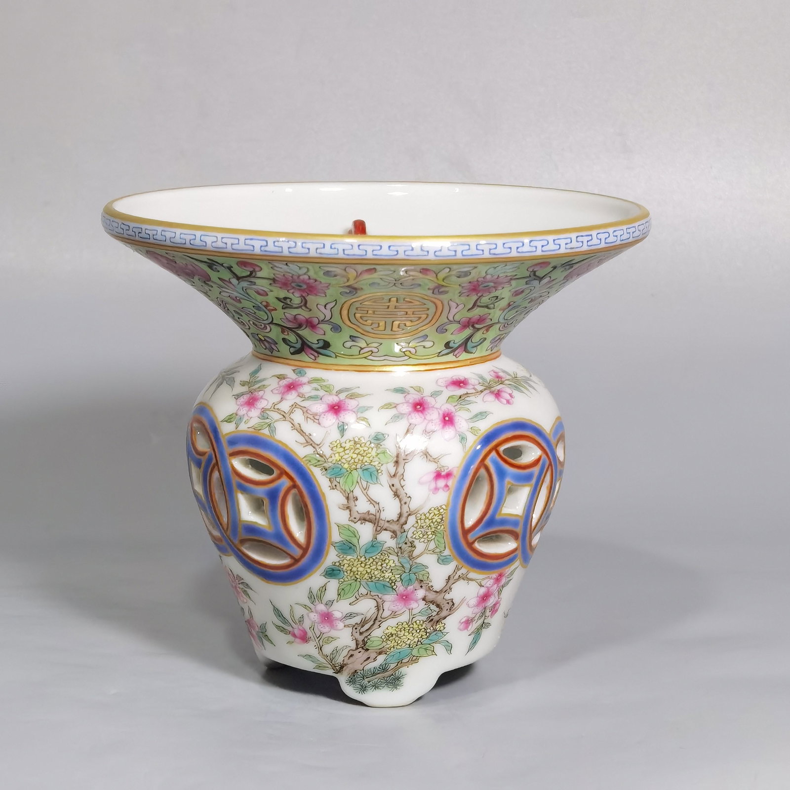 An Exquisite Green Ground Famille-Rose Flower Pattern Vase: An Exquisite Green Ground Famille-Rose Flower Pattern Vase,Qing Dynasty,China,Qianlong Six-character Mark,Size:4inx3.5in