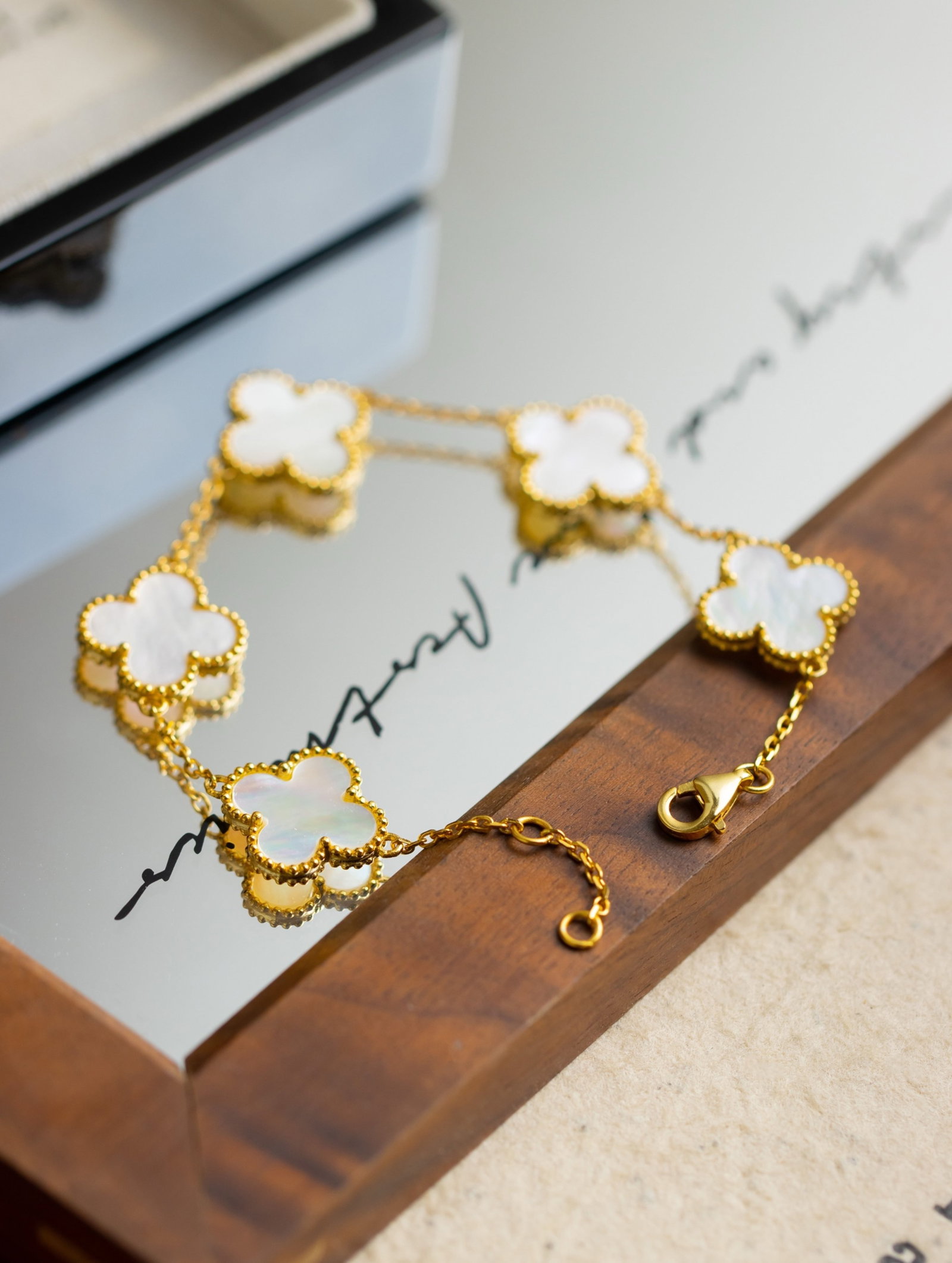 An Exquisite Sterling Silver-Gold Plated Inlaid Shell Bracelets: An Exquisite Sterling Silver-Gold Plated Inlaid Shell Bracelets 纯银镀金镶贝壳手链