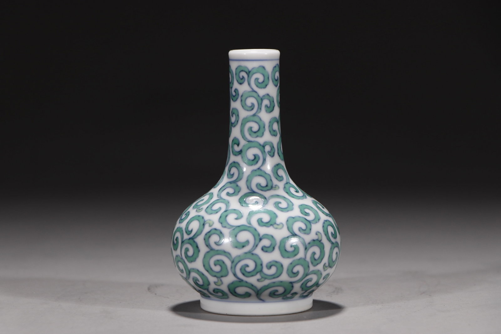 An Exquisite Doucai Lotus Pattern Vase - 3