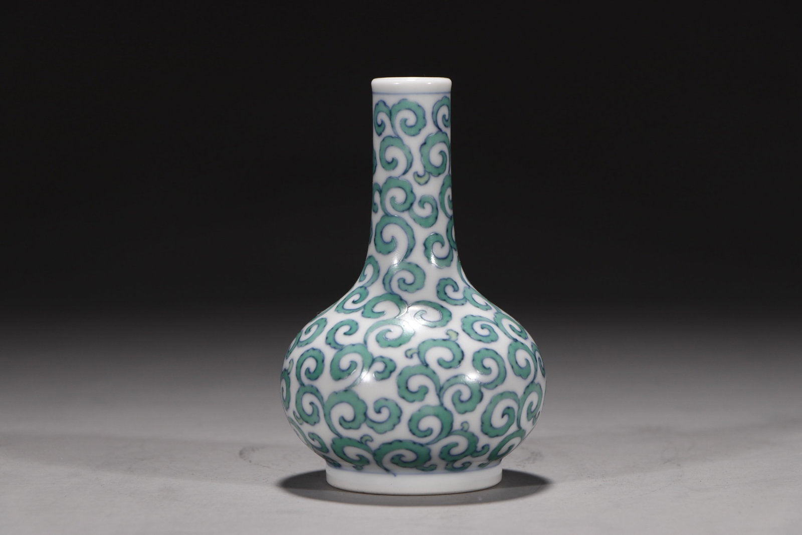 An Exquisite Doucai Lotus Pattern Vase - 5