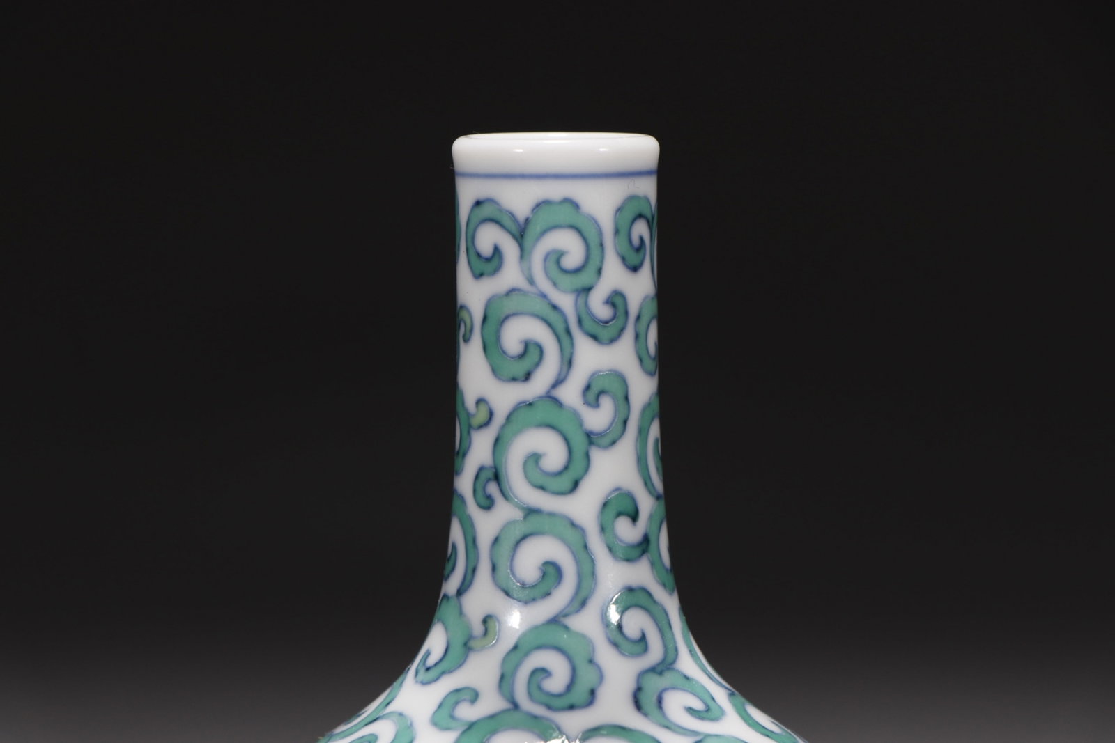 An Exquisite Doucai Lotus Pattern Vase - 9
