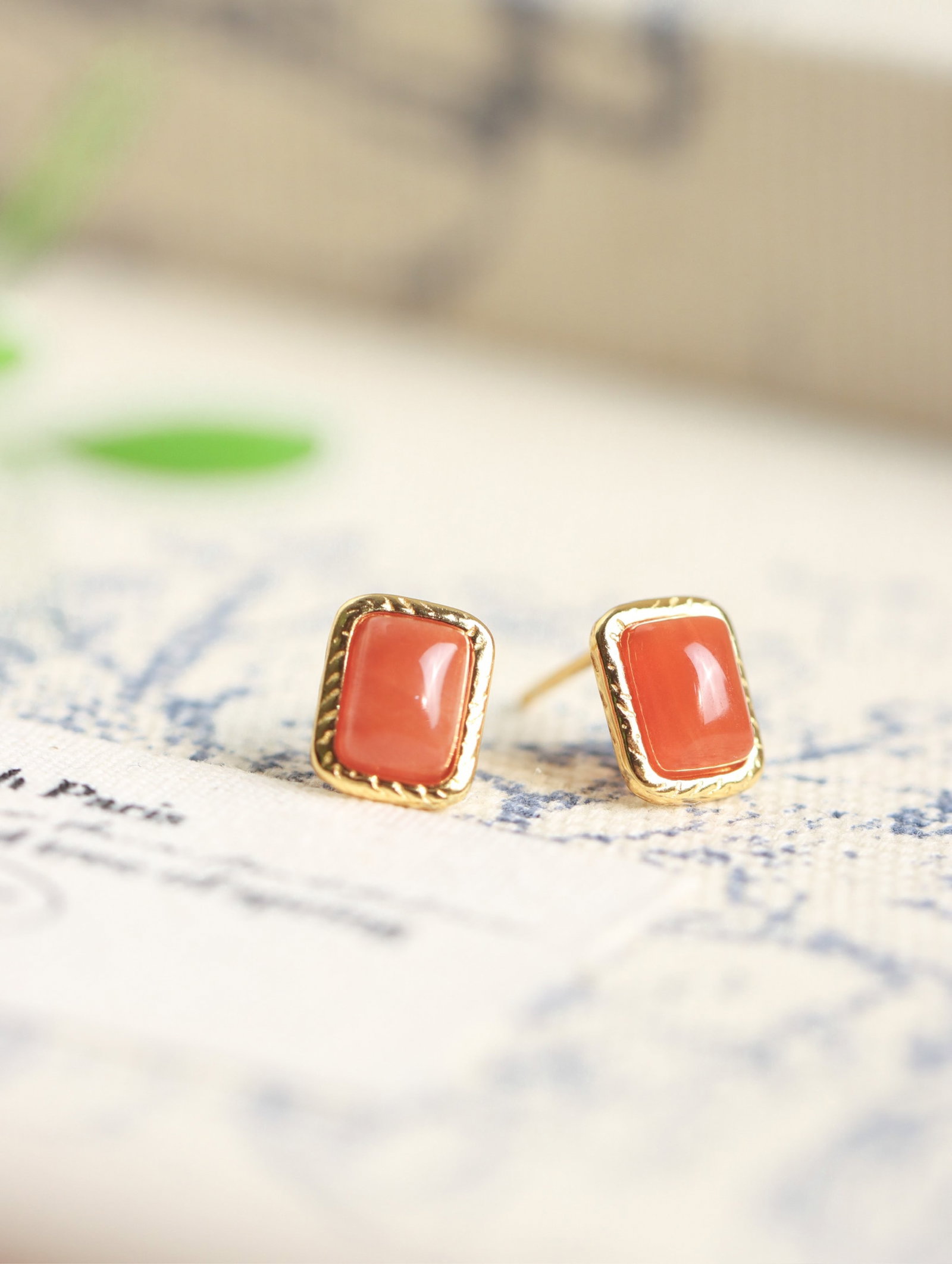 A Pair of Exquisite Sterling Silver-Gold Plated Inlaid Agate Earrings: A Pair of Exquisite Sterling Silver-Gold Plated Inlaid Agate Earrings 一对纯银镀金镶玛瑙耳钉