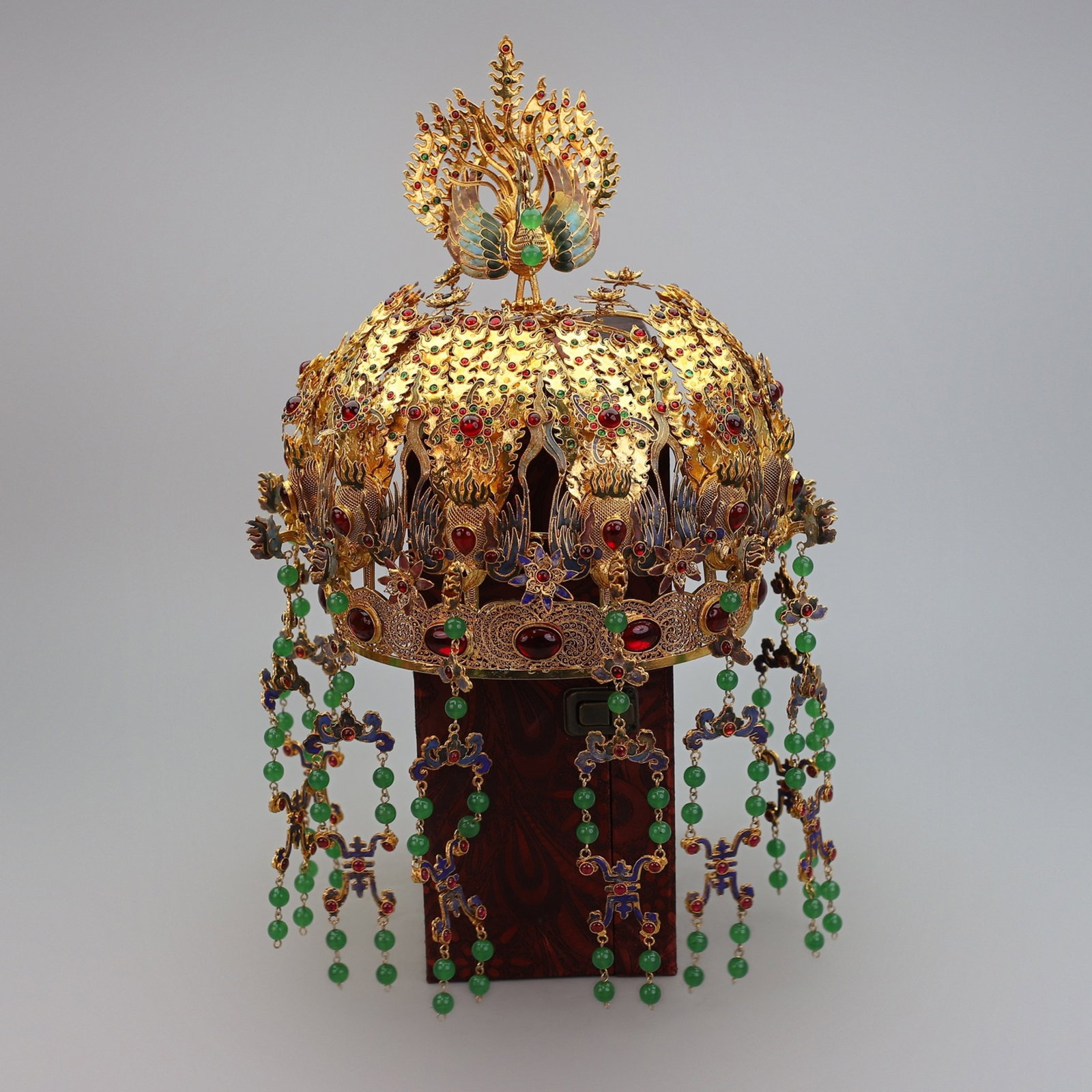 A Huge Filigree and Gilding Inlaid Gems phoenix coronet: A Huge Filigree and Gilding Inlaid Gems phoenix coronet,Qing Dynasty,China,Qianlong Four-character Mark,Size:16.9inx11.8in,Weight:1376g 花丝鎏金镶宝石凤