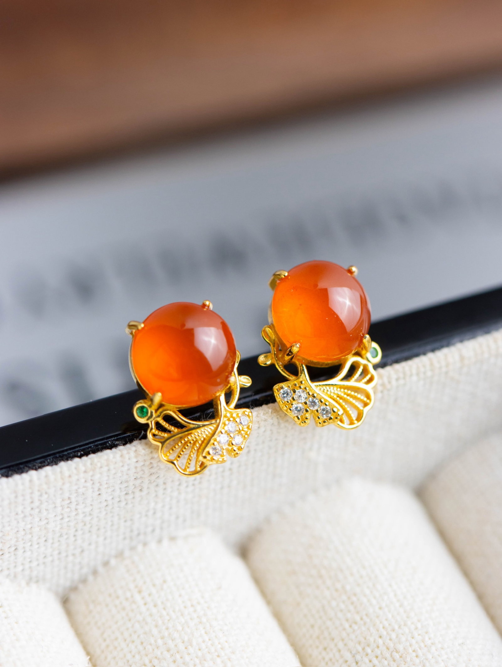 A Pair of Exquisite Sterling Silver-Gold Plated Inlaid Agate Earrings, Inlaid Diamond: A Pair of Exquisite Sterling Silver-Gold Plated Inlaid Agate Earrings, Inlaid Diamond 一对纯银镀金镶玛瑙耳钉,嵌钻石