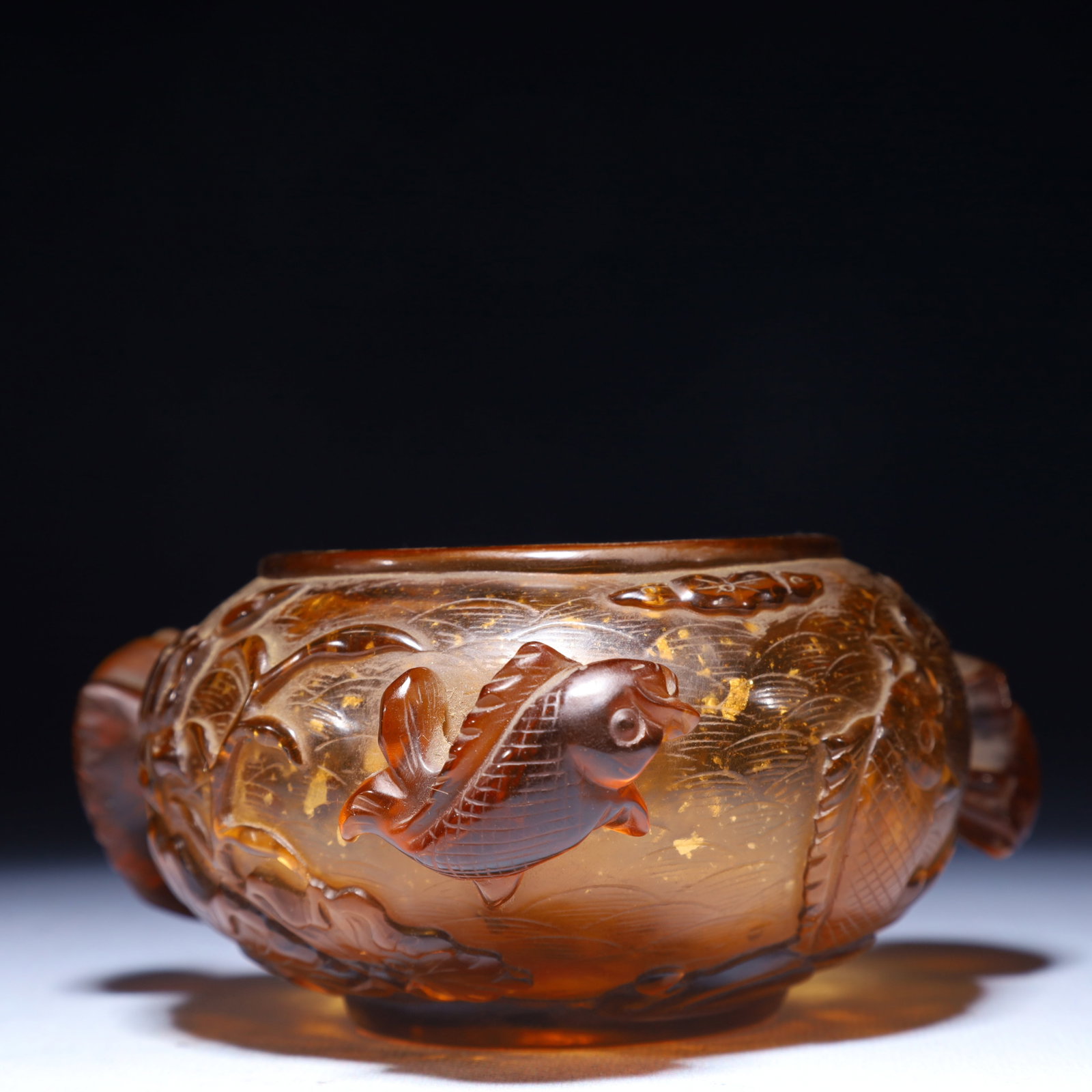 An Exquisite Glass Fish Pattern Jar - 2