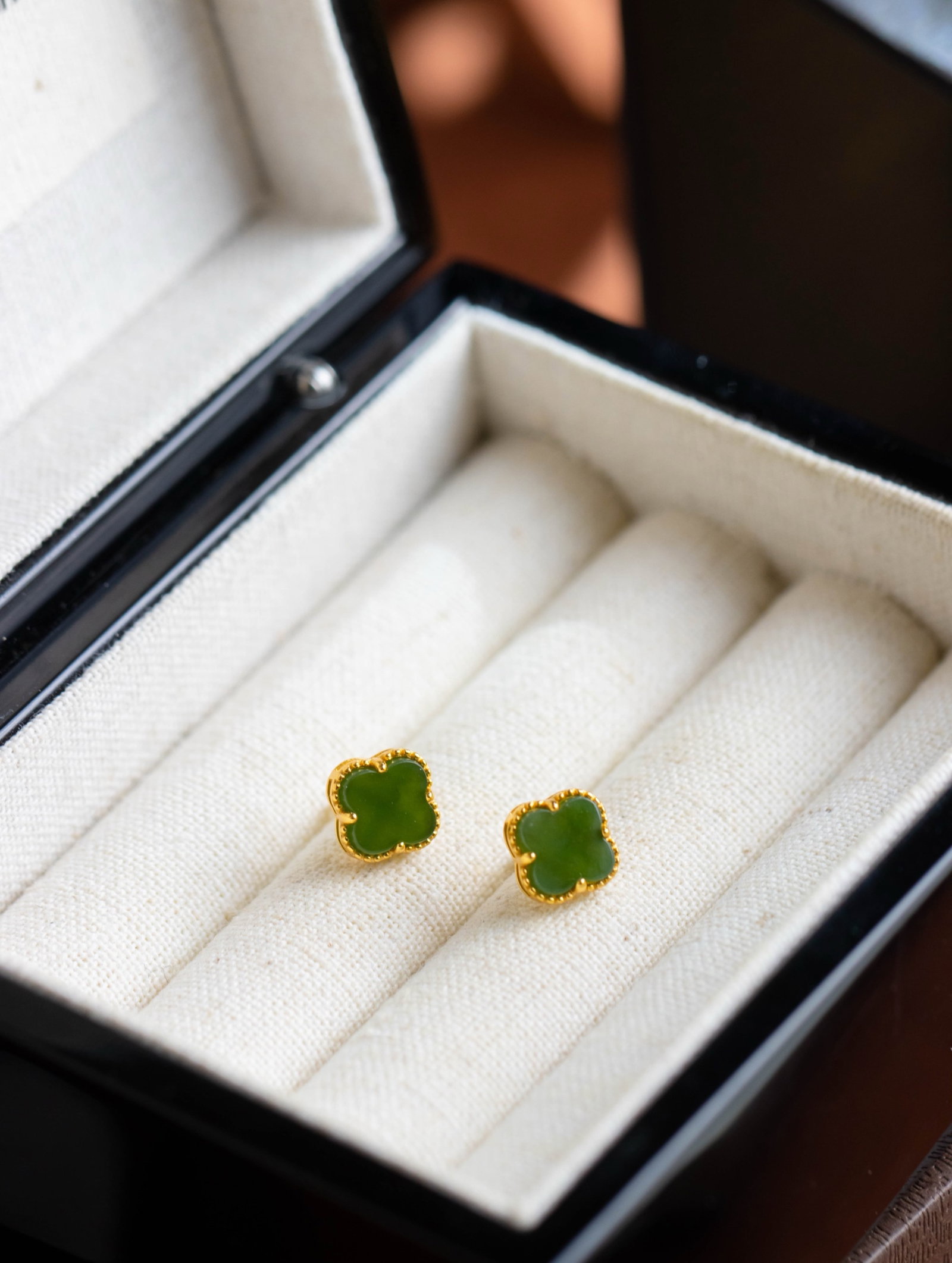 A Pair of Exquisite Sterling Silver-Gold Plated Inlaid Jasper Earrings: A Pair of Exquisite Sterling Silver-Gold Plated Inlaid Jasper Earrings 一对纯银镀金镶碧玉耳钉