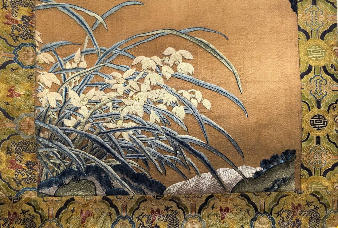 An Exquisite Flower Pattern Embroidery - 2